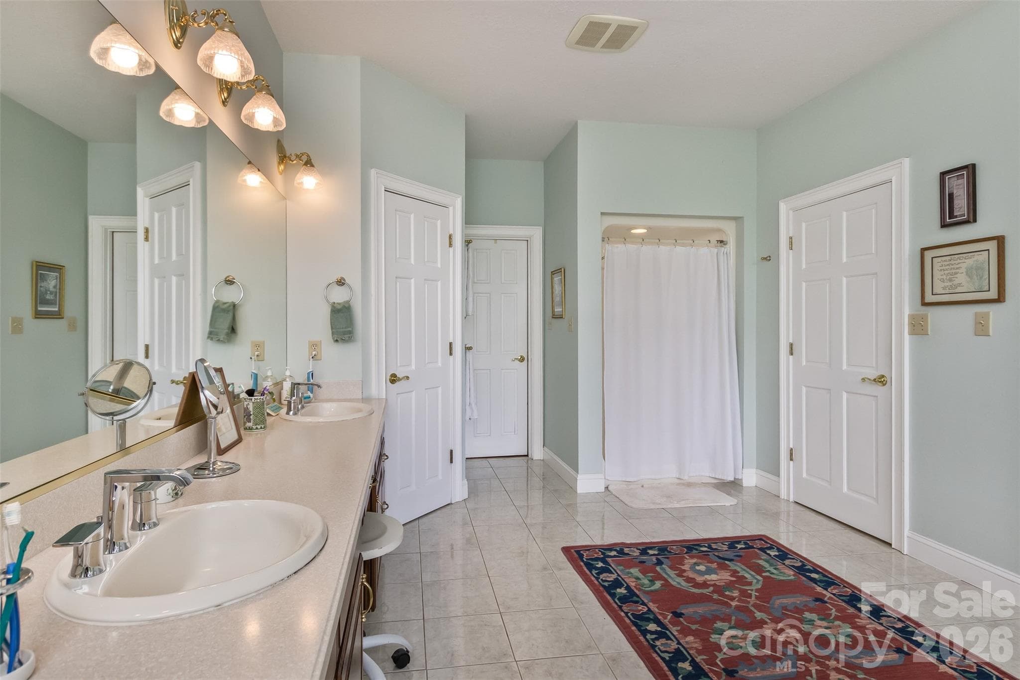 Ensuite double vanity, shower and water closet - 25 Windsong Drive, Fairview