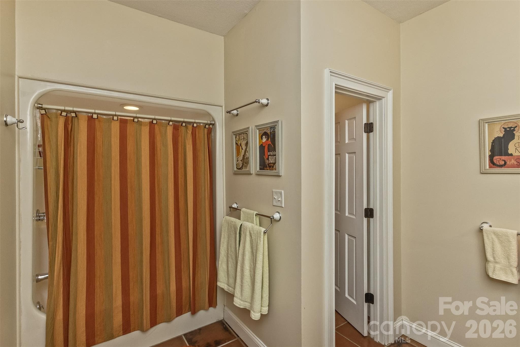 Lower level bathroom - 25 Windsong Drive, Fairview