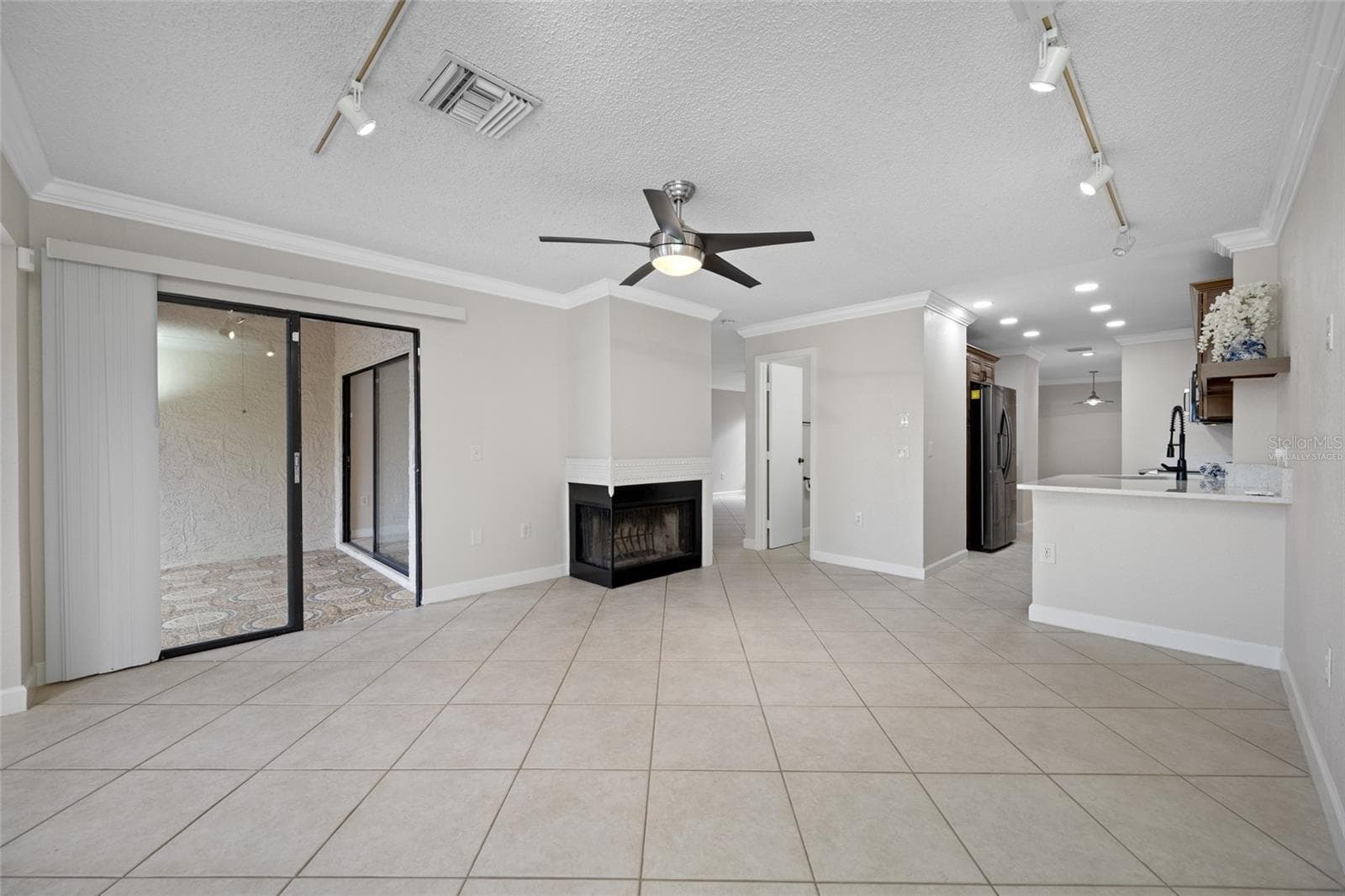 Family & Kitchen with wood burning fireplace - 10416 SAINT TROPEZ PL, TAMPA