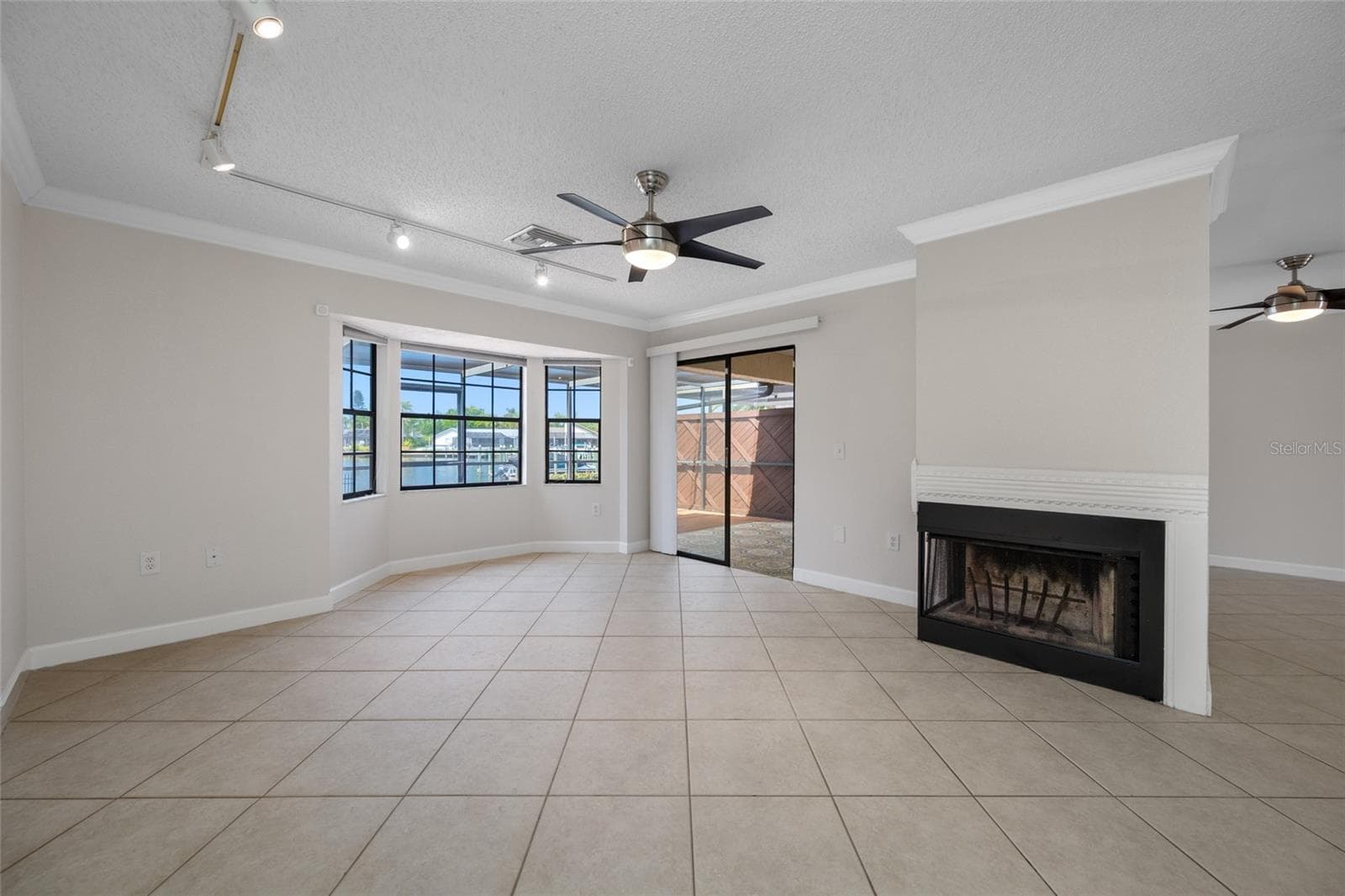 Family Room fireplace - 10416 SAINT TROPEZ PL, TAMPA