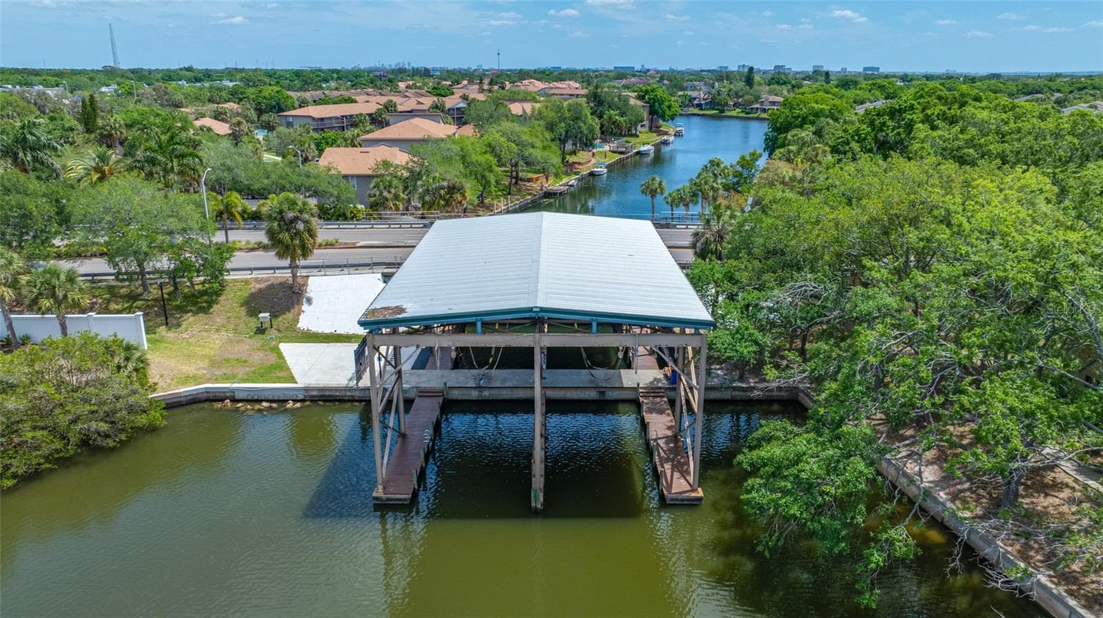 Boat Lift - 10416 SAINT TROPEZ PL, TAMPA