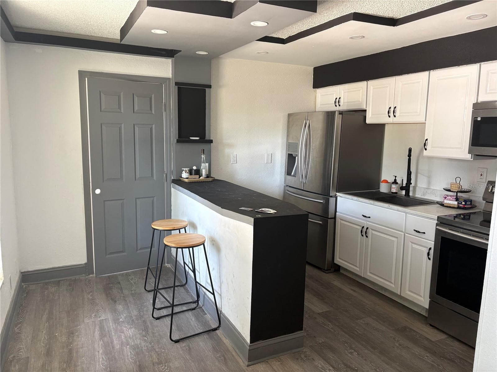 Single Family Residence at 7019 N WILLOW AVE, TAMPA, photo 5 of 16