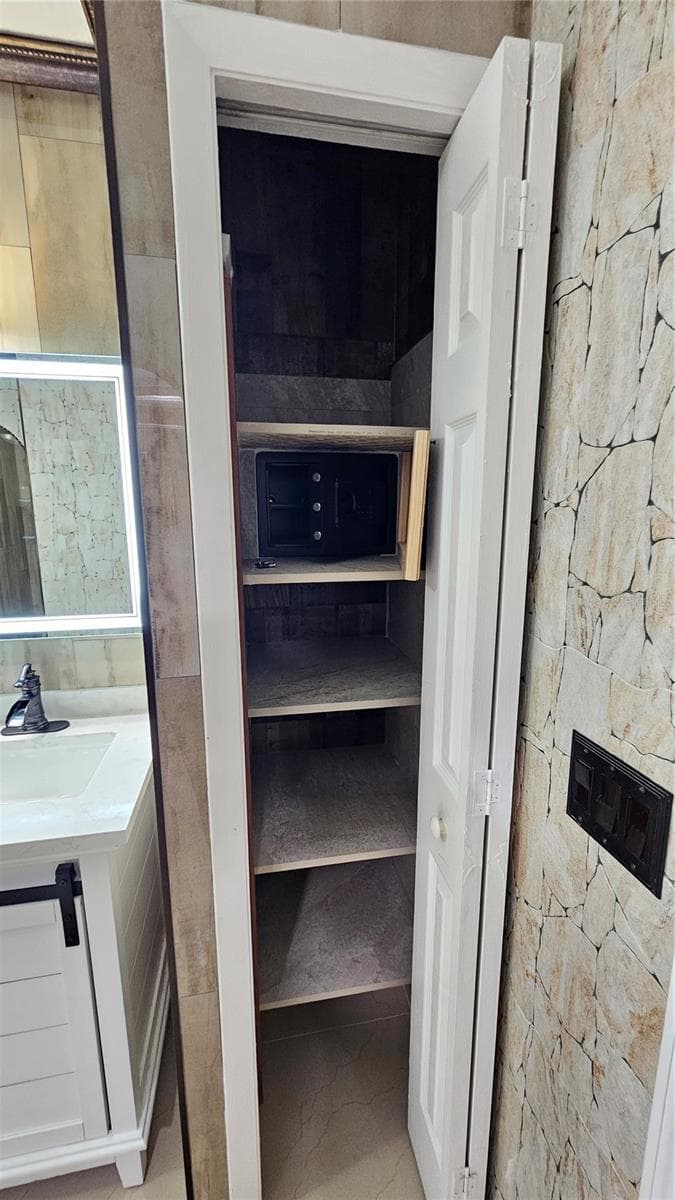 Linen Closet - 6053 GENTLE BEN CIR, WESLEY CHAPEL