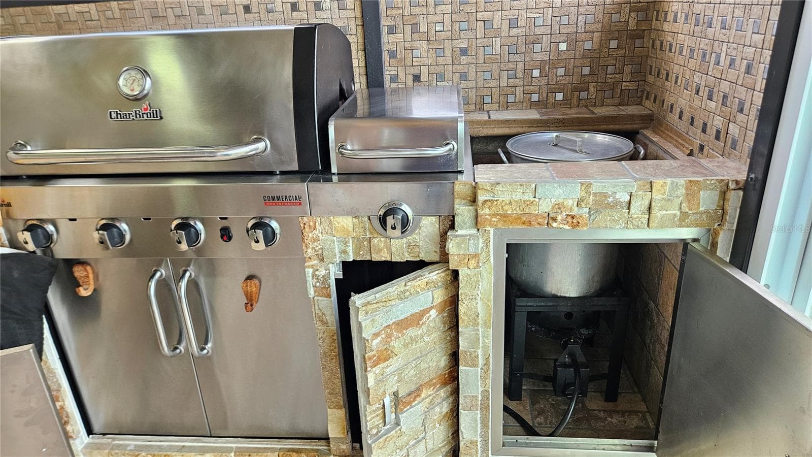 Outdoor Kitchen - 6053 GENTLE BEN CIR, WESLEY CHAPEL