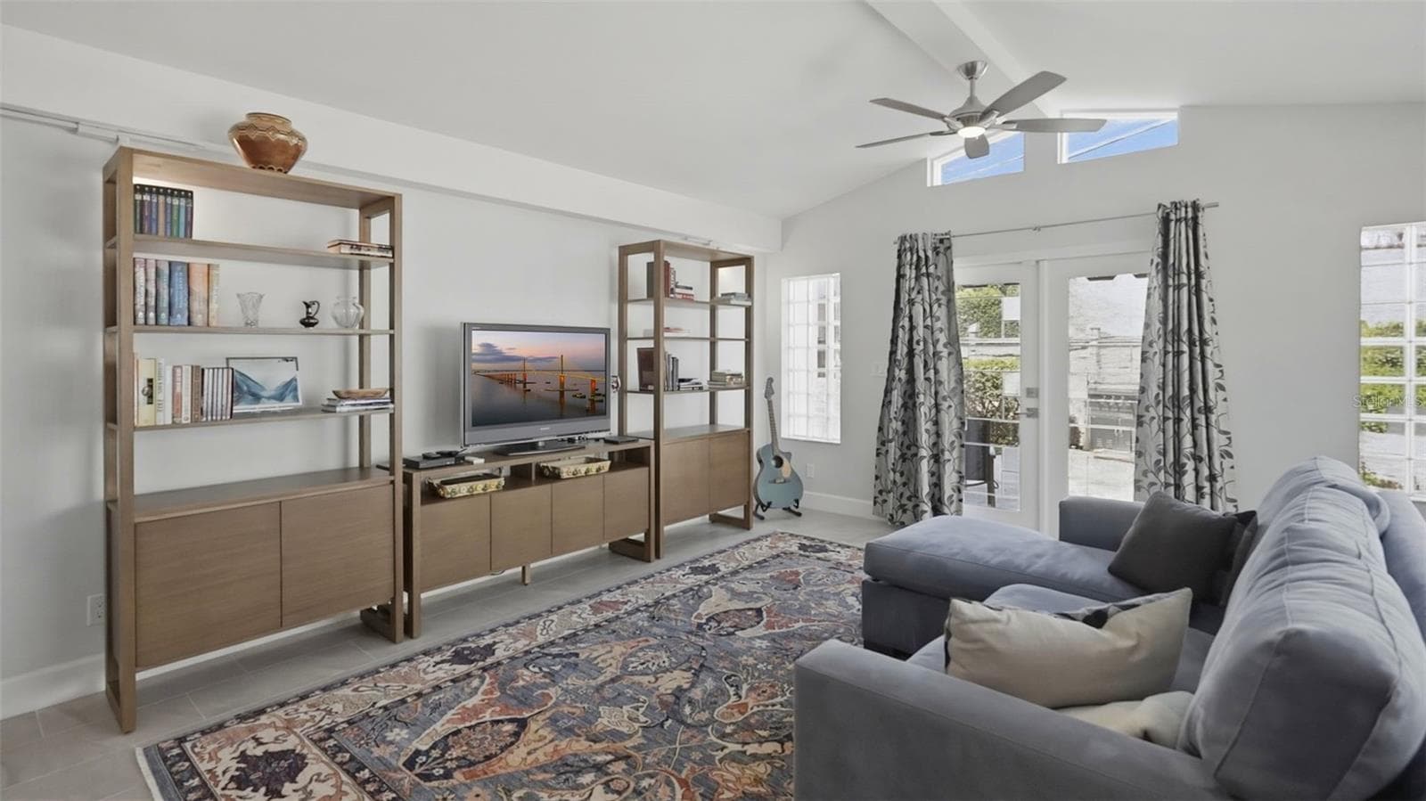 Living room is off the kitchen - 125 23RD AVE NE, ST PETERSBURG
