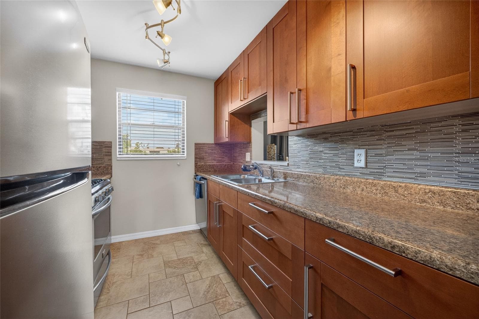 Kitchen - 6080 80TH ST N #409, ST PETERSBURG