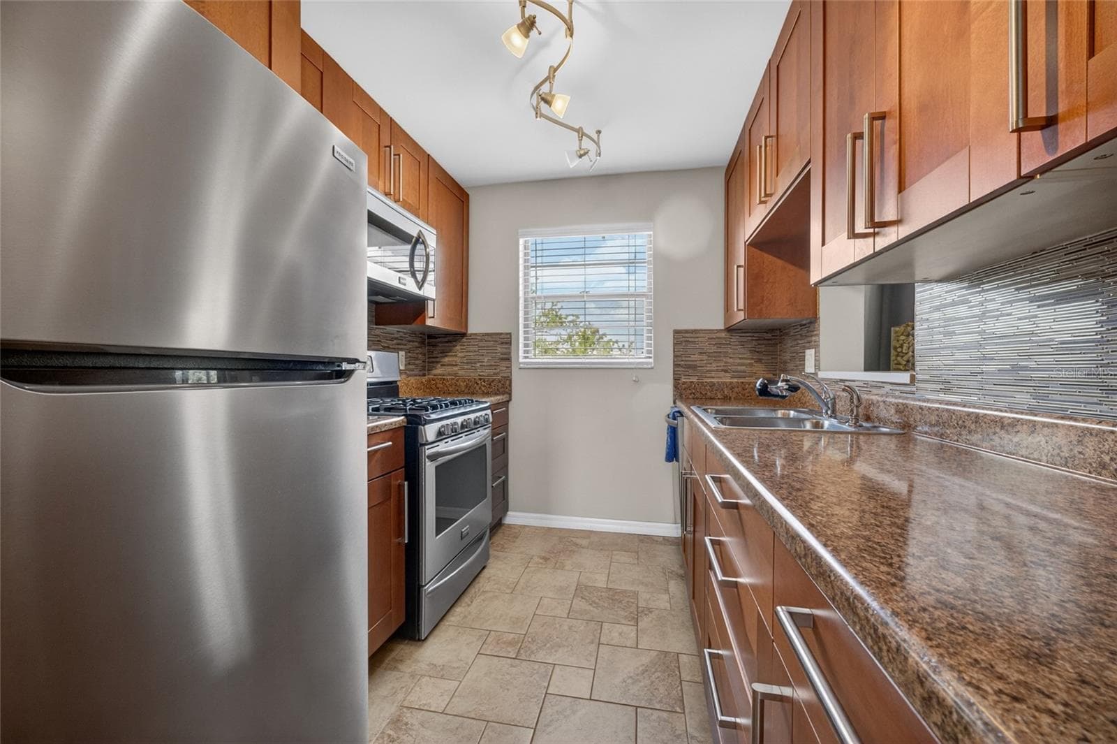 Kitchen - 6080 80TH ST N #409, ST PETERSBURG