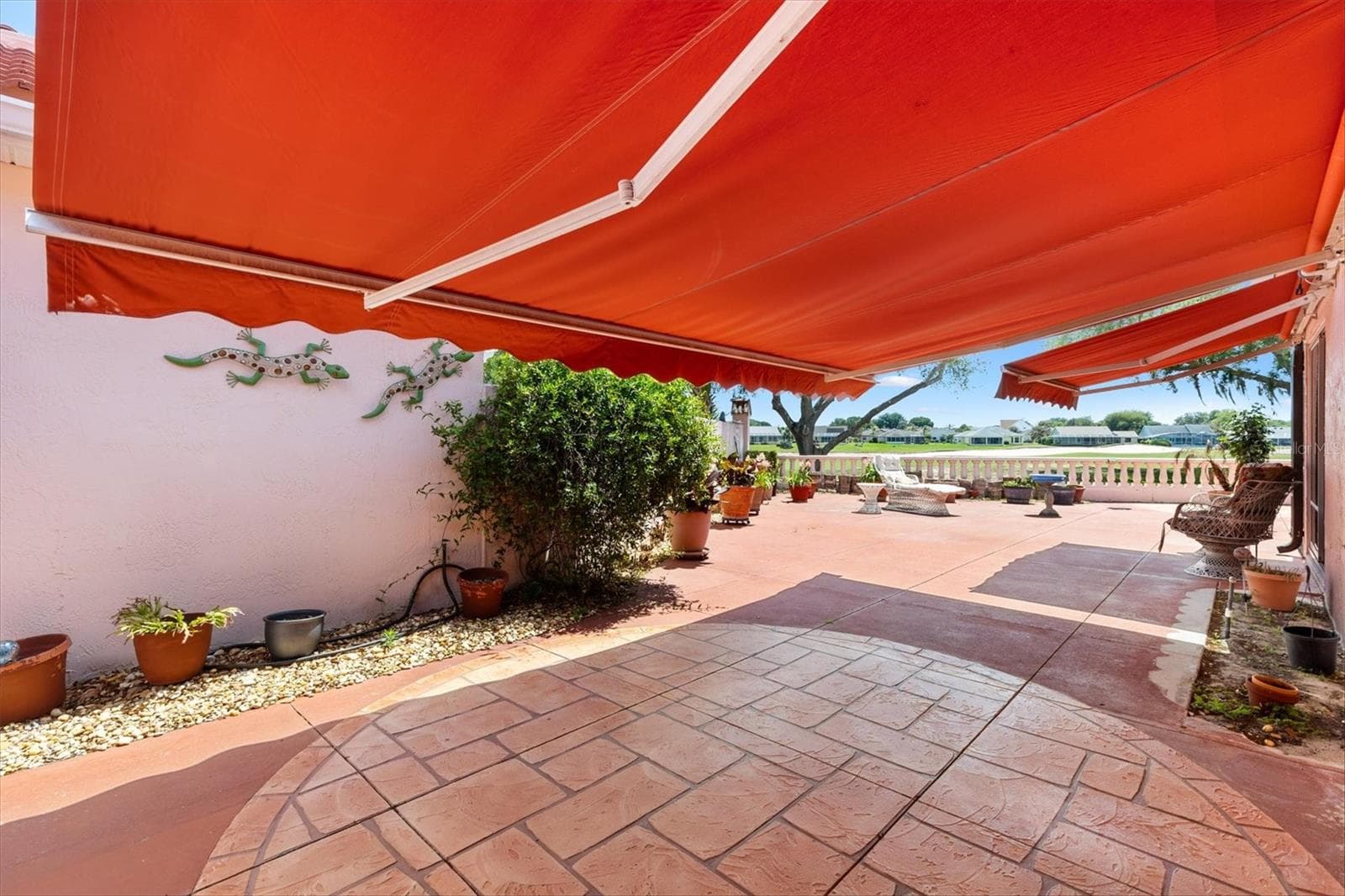 Courtyard with Retractable Awning - 1314 SANTA ROSA CT, LADY LAKE