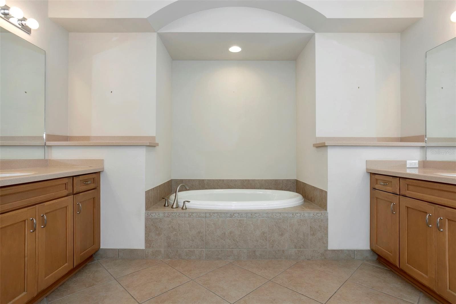 Garden Tub - 16022 GOLDEN LAKES DR, WIMAUMA