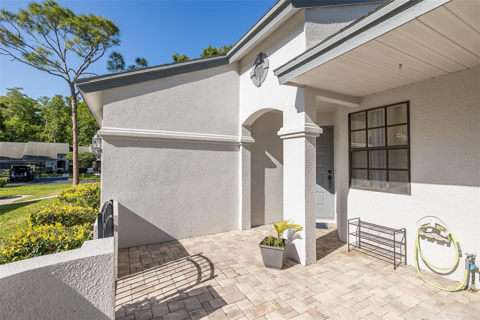 Front Courtyard - 3843 GOLDFINCH CT, PALM HARBOR