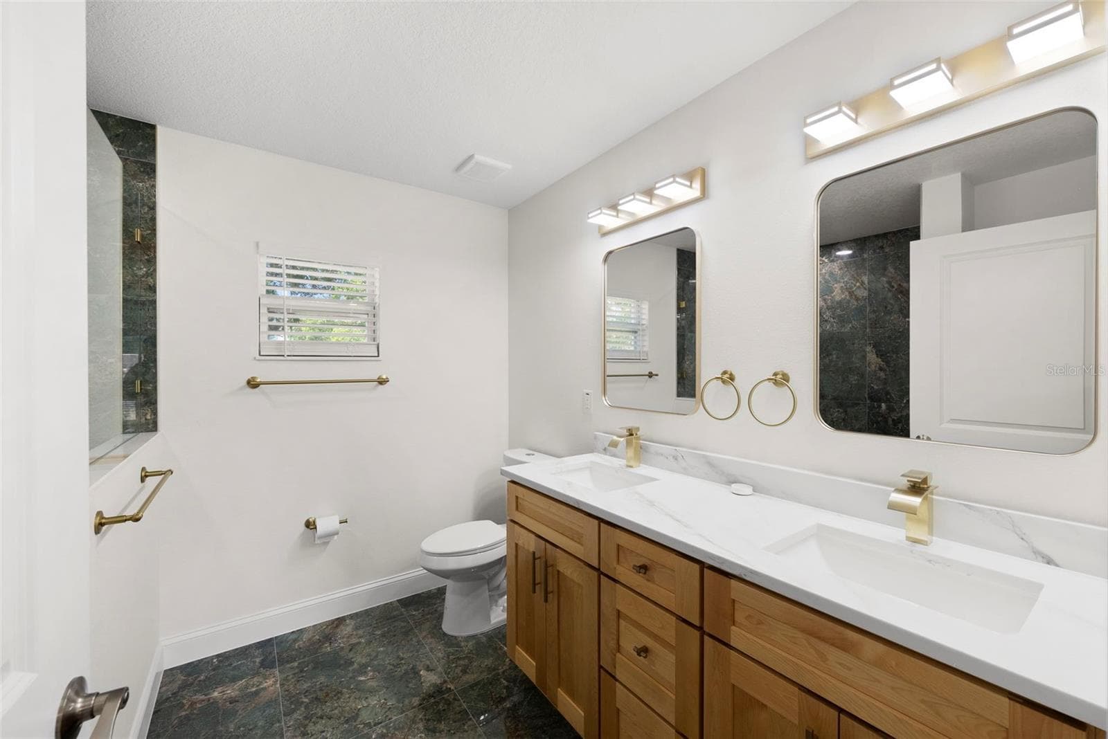 Primary Ensuite Bathroom with Dual Sinks - 5062 80TH LN N, ST PETERSBURG