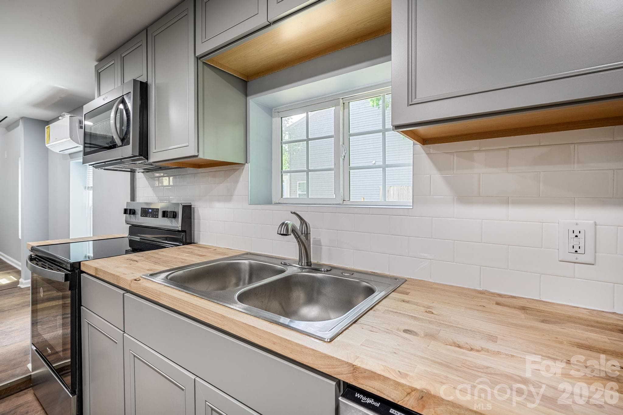 Shaker Cabinets & Tile Backsplash - 19513 Meridian Street, Cornelius