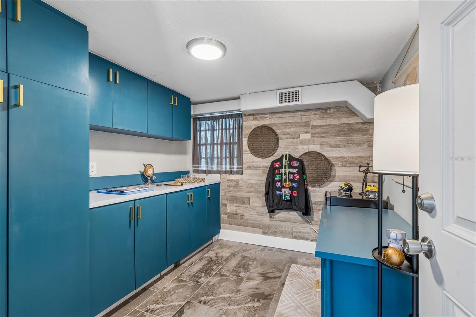 Air Conditioned Bonus space with Private Entrance - 4528 W WOODMERE RD, TAMPA