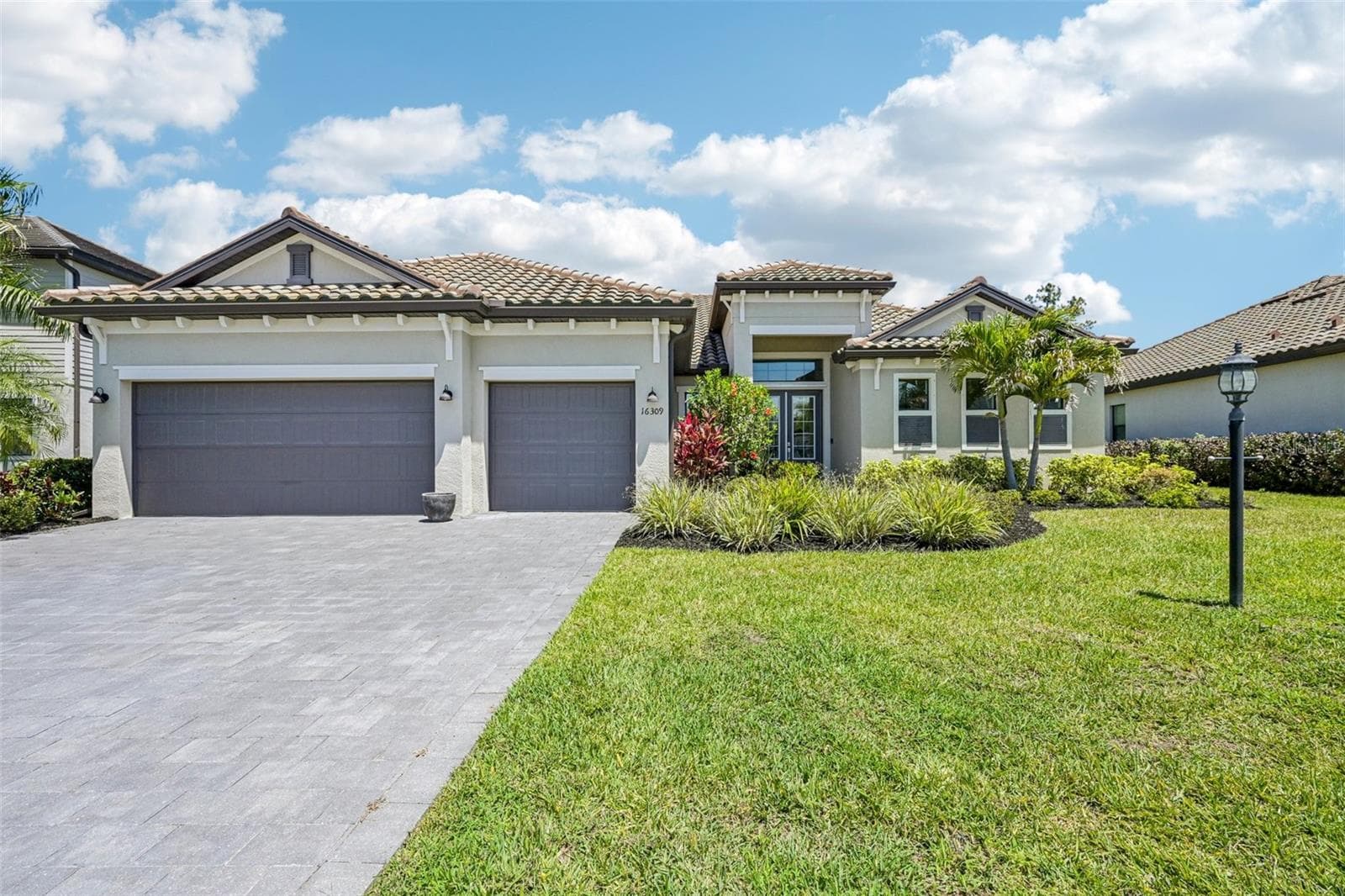 Single Family Residence at 16309 TRADEWIND TER, LAKEWOOD RANCH, photo 2 of 95