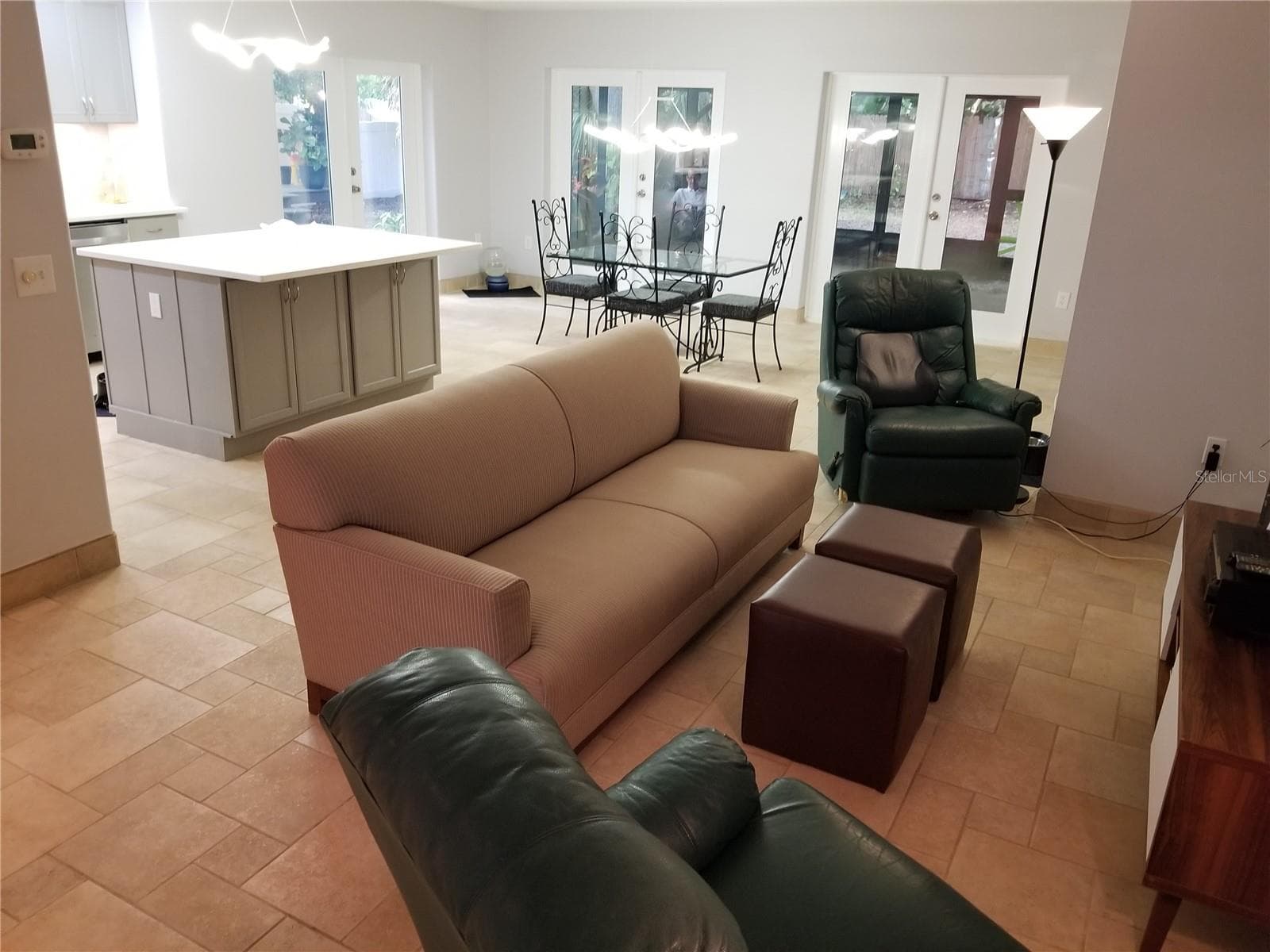 LARGE GREAT ROOM OPENING TO OVERSIZED LANAI - 1720 FOSSIL DR, ENGLEWOOD