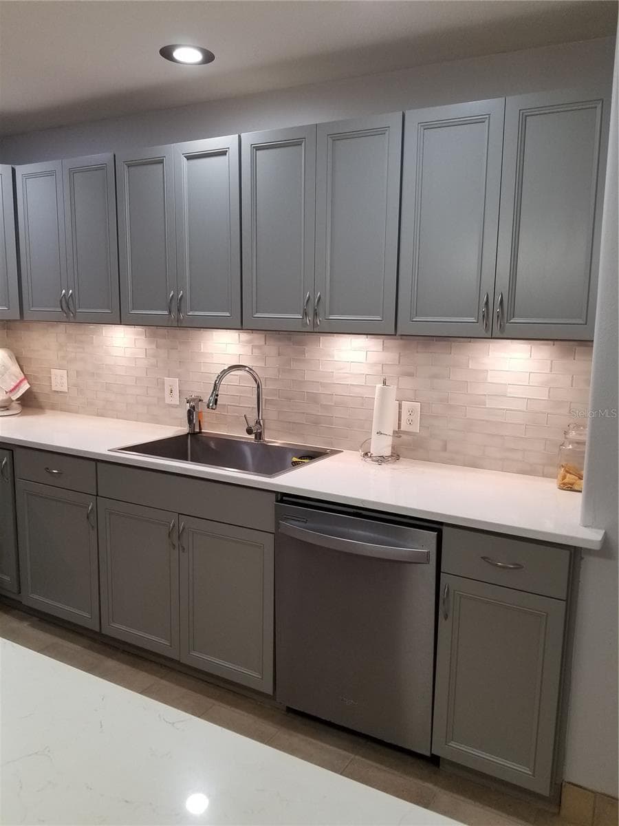 NEW QUARTZ COUNTER TOPS - 1720 FOSSIL DR, ENGLEWOOD
