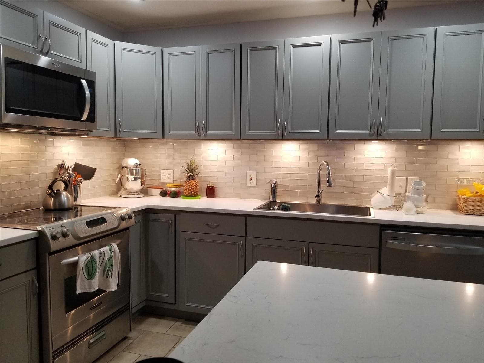 EASY TO WORK IN KITCHEN - 1720 FOSSIL DR, ENGLEWOOD