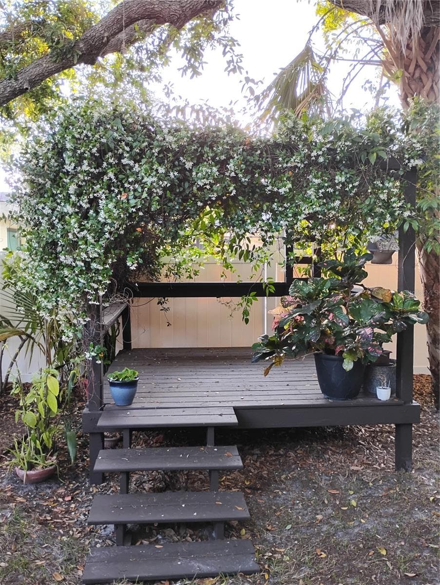 THE ZEN HOUSE COVERED IN INTOXICATING JASMINE - 1720 FOSSIL DR, ENGLEWOOD