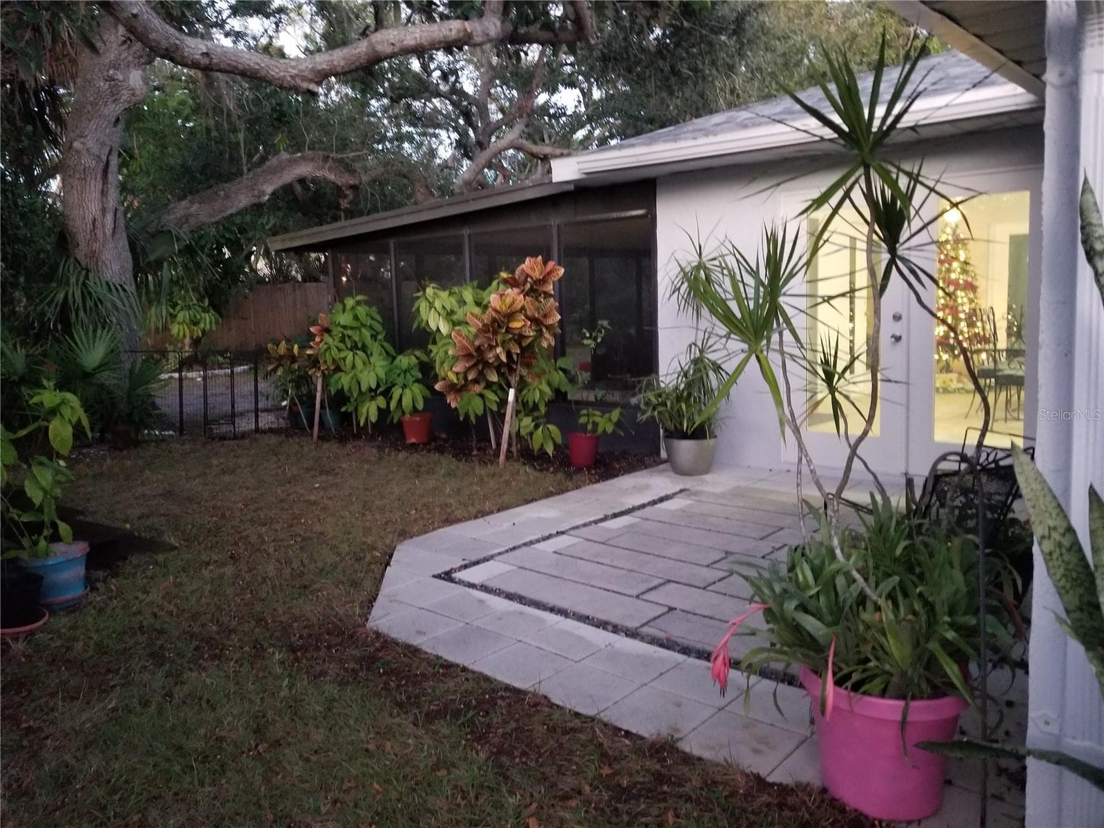 AN EVENING BEVERAGE IN A RELAXING PLACE - 1720 FOSSIL DR, ENGLEWOOD