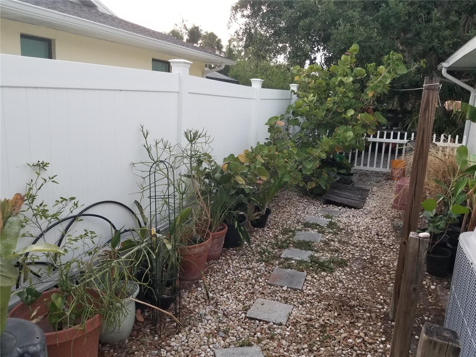 AREA ALONG WEST SIDE GOING INTO THE BACK YEAR, FULLY FENCED - 1720 FOSSIL DR, ENGLEWOOD