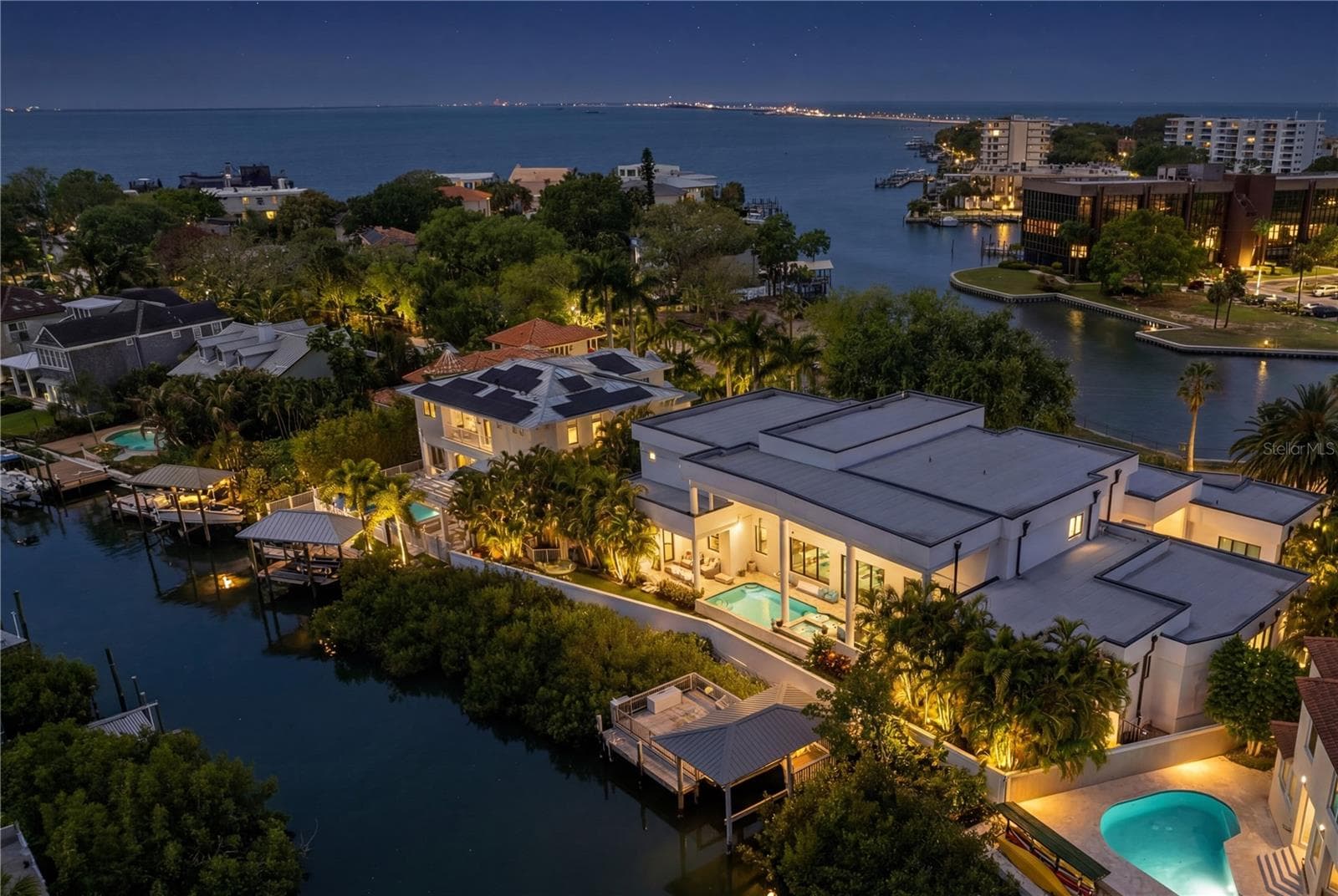Perfect Water Location Only a 20 Minute Boat Ride to St. Pete - 2 SANDPIPER RD, TAMPA