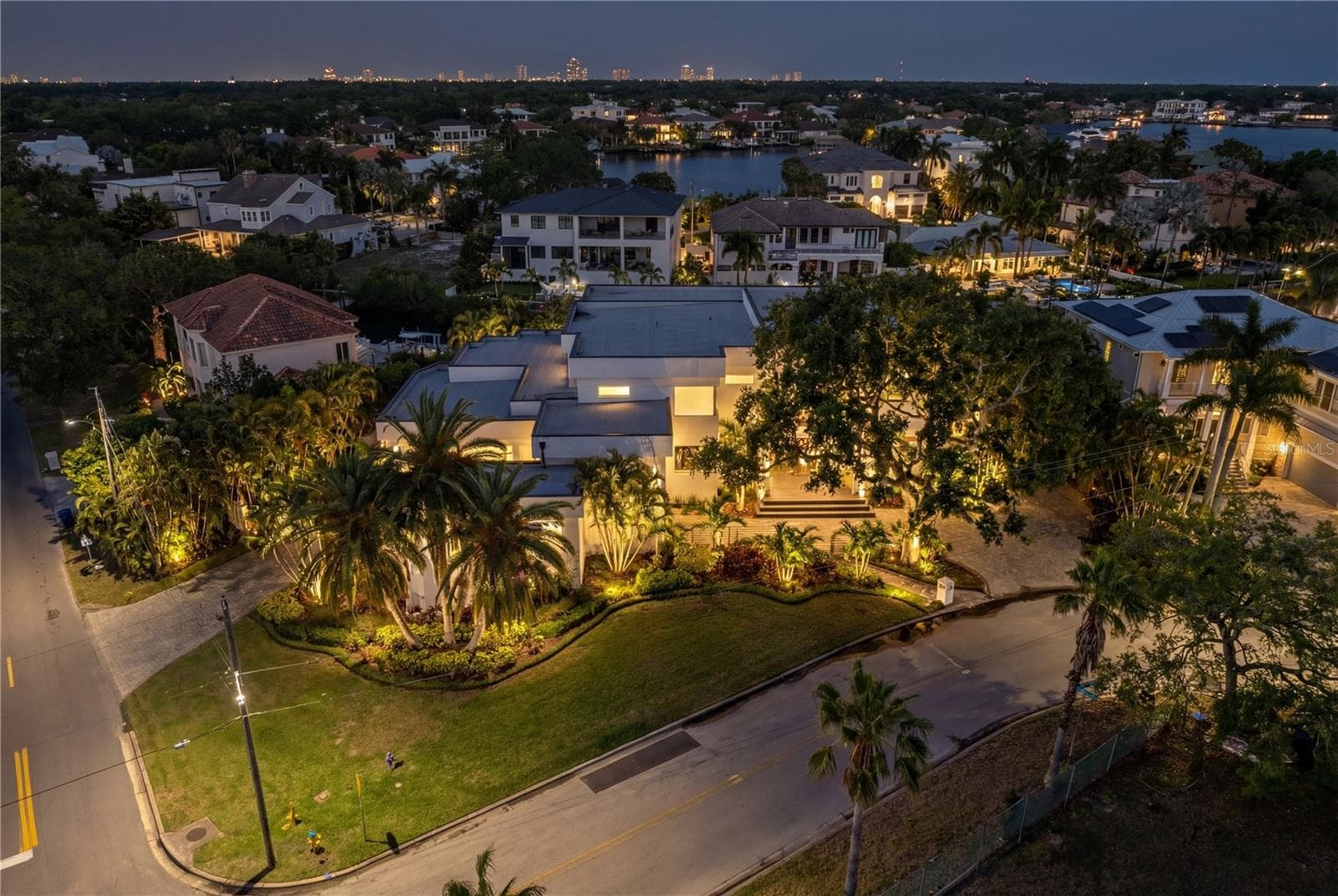 Beautiful Exterior Lighting - 2 SANDPIPER RD, TAMPA