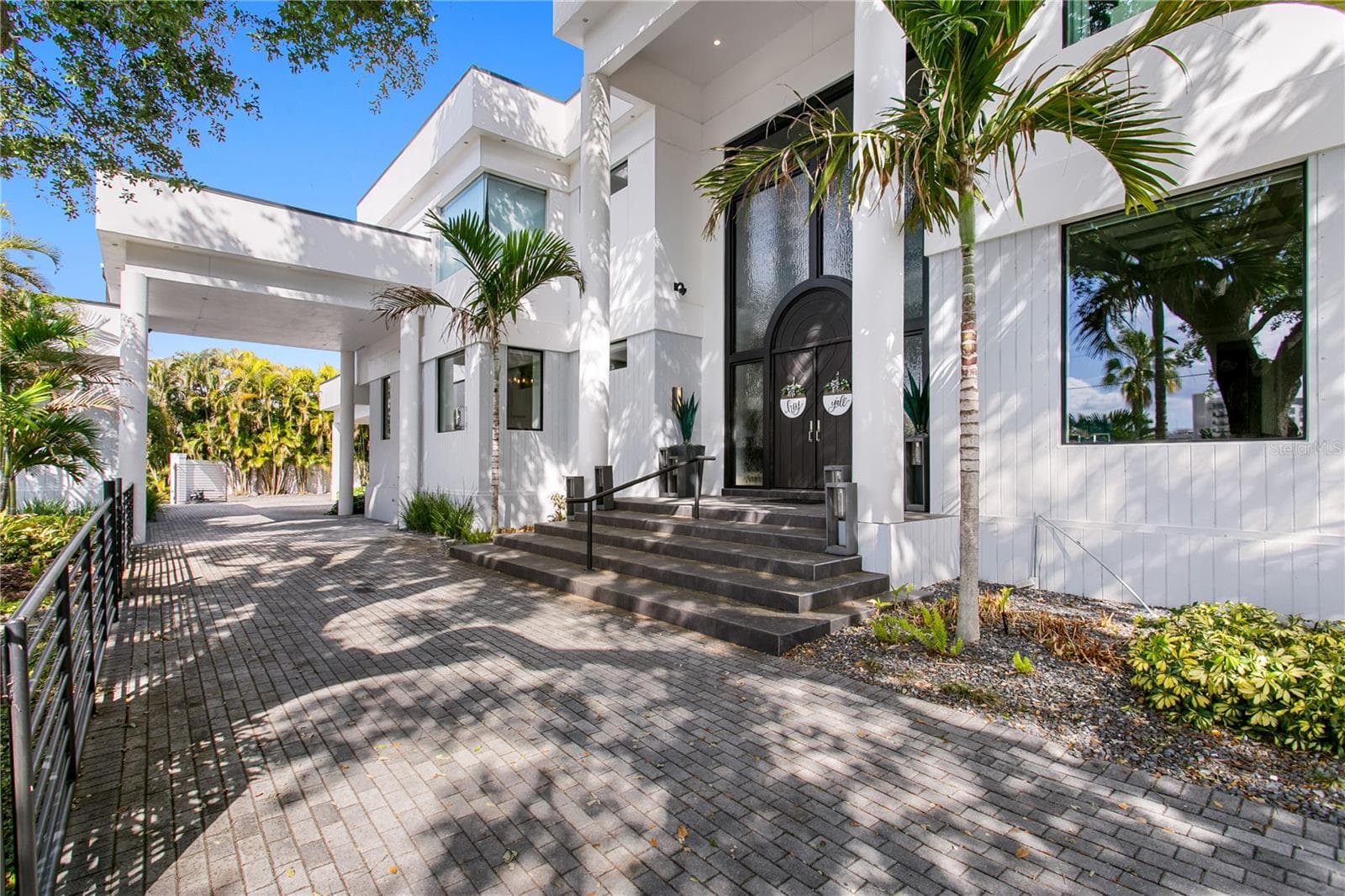 Stately Presence - 2 SANDPIPER RD, TAMPA