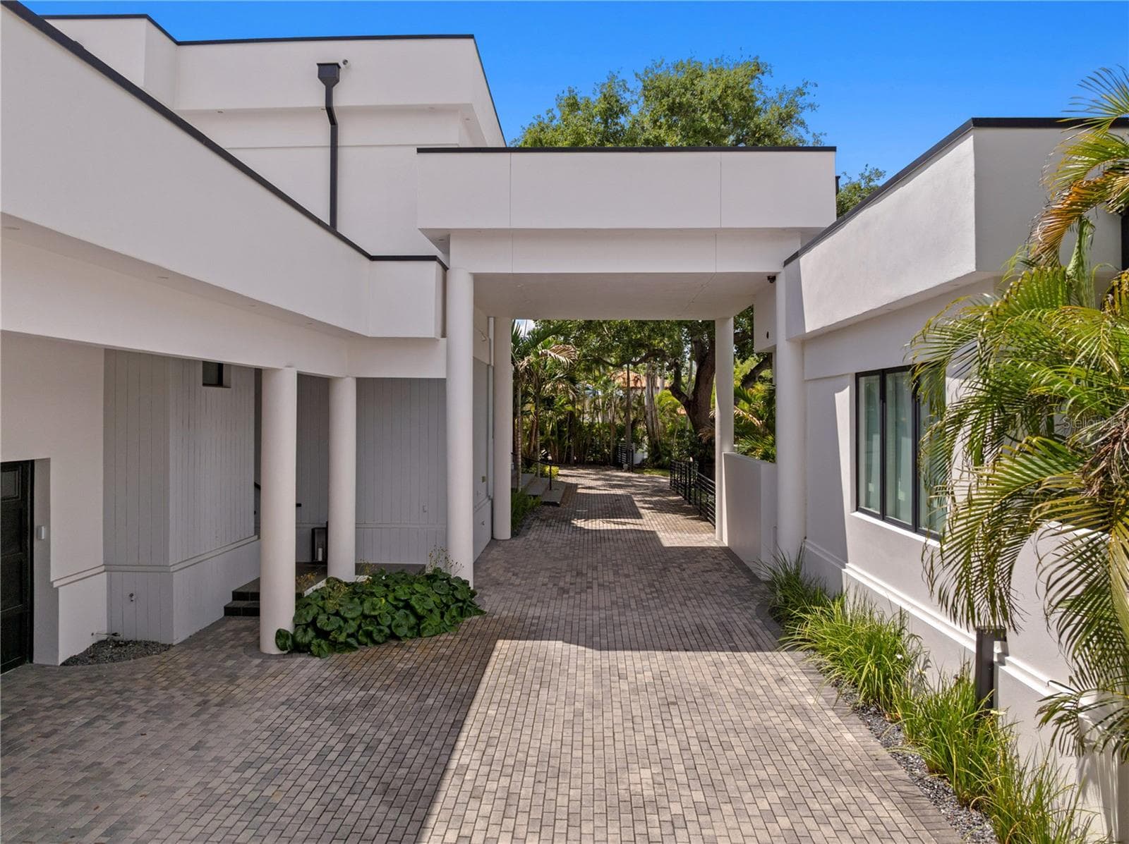 Porte-Cochere Connecting Main House to Guest House - 2 SANDPIPER RD, TAMPA