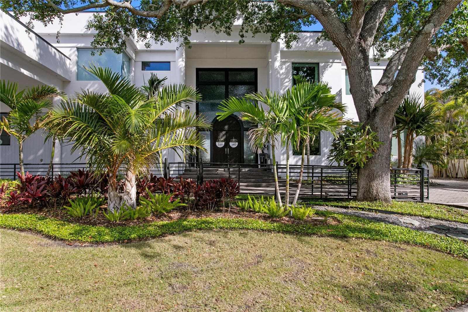 Manicured Lawn - 2 SANDPIPER RD, TAMPA