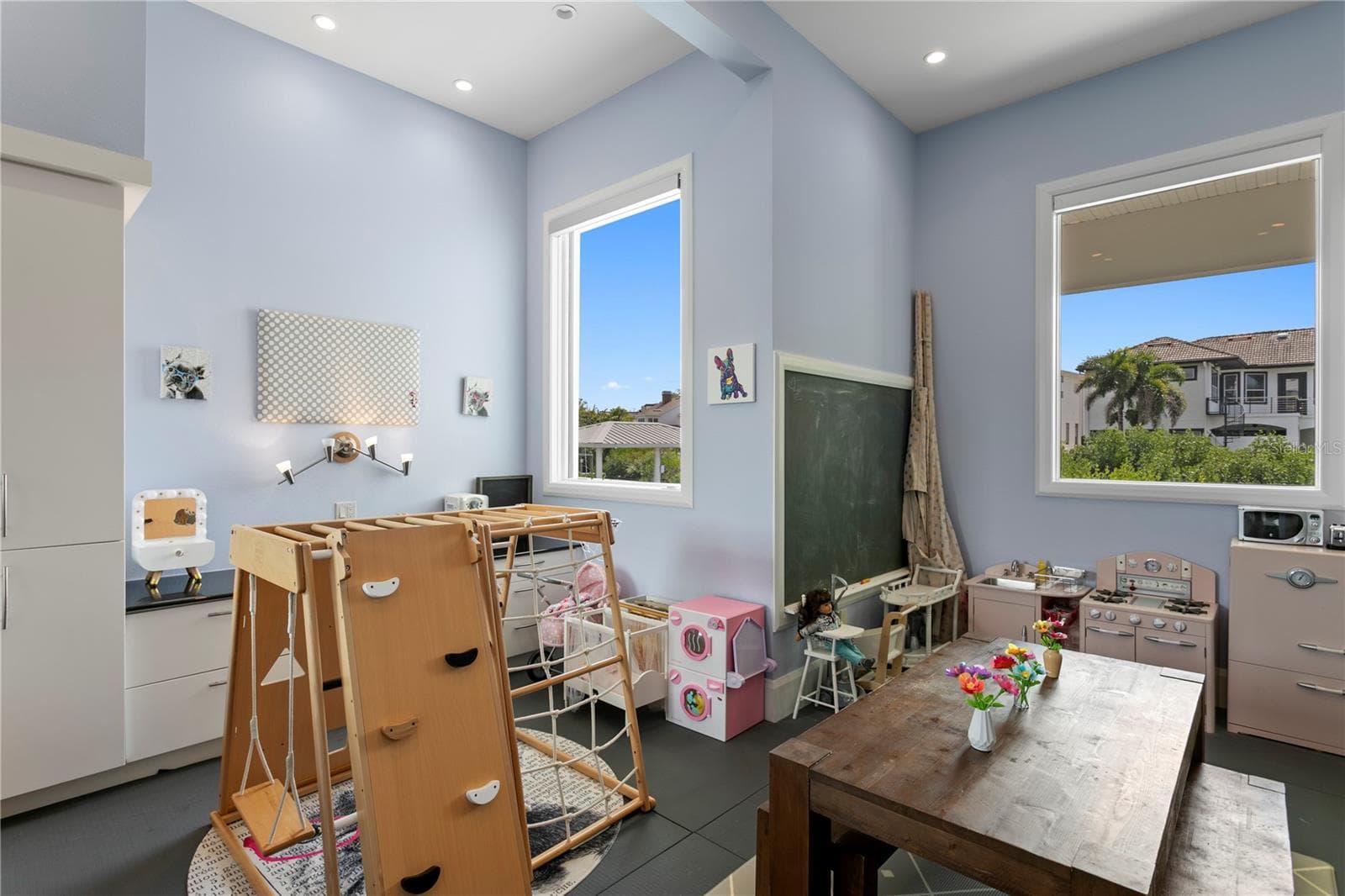 Flex Room for a Media Room, Playroom, Home Gym, Yoga Studio, or Extra Bedroom (has a closet) - 2 SANDPIPER RD, TAMPA