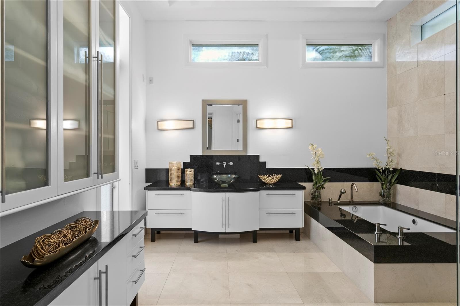 En-Suite Bathroom with Tub and Separate Zero Entry Walk-In Shower - 2 SANDPIPER RD, TAMPA