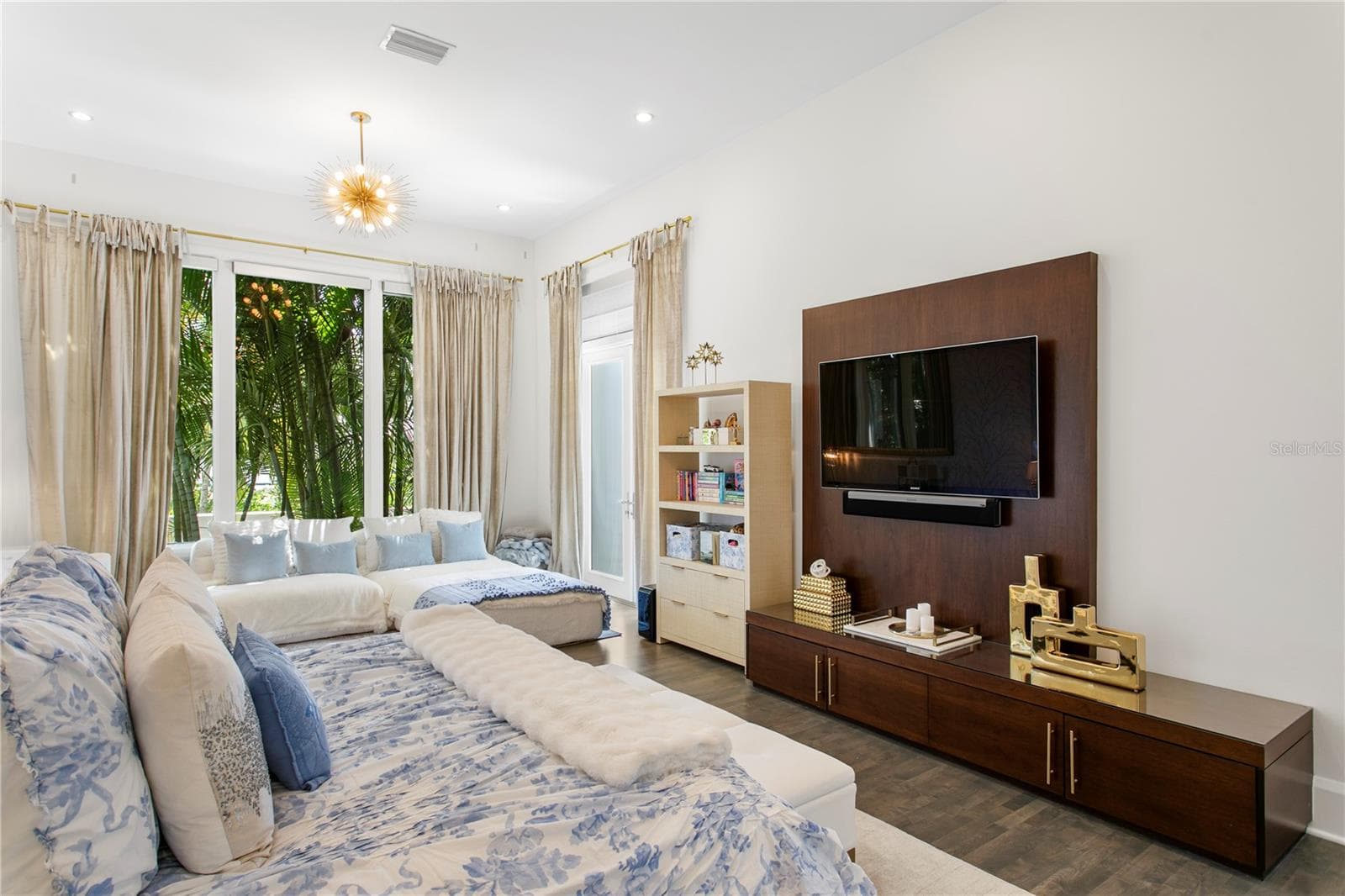 Built-In Storage - 2 SANDPIPER RD, TAMPA