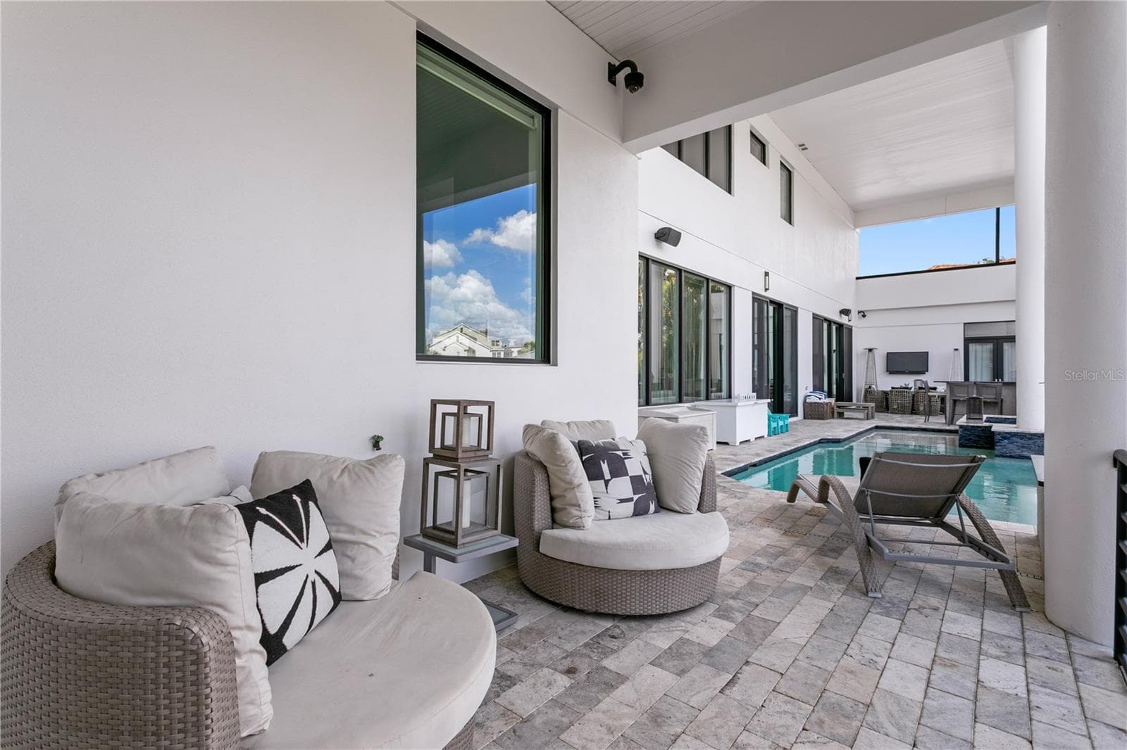 Covered Seating Area Outside First Floor Owner''s Suite - 2 SANDPIPER RD, TAMPA
