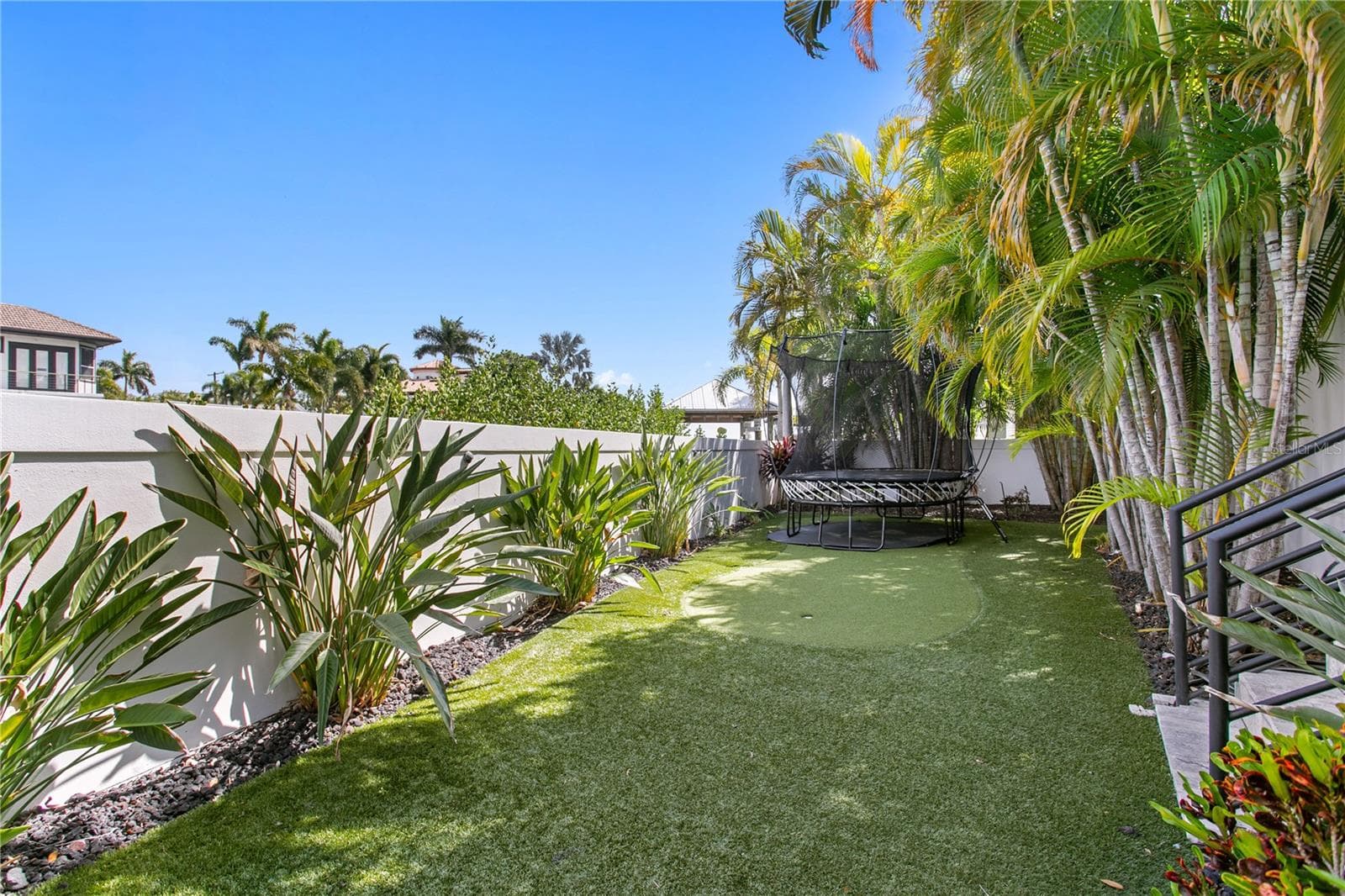 Putting Green & Trampoline Area - 2 SANDPIPER RD, TAMPA