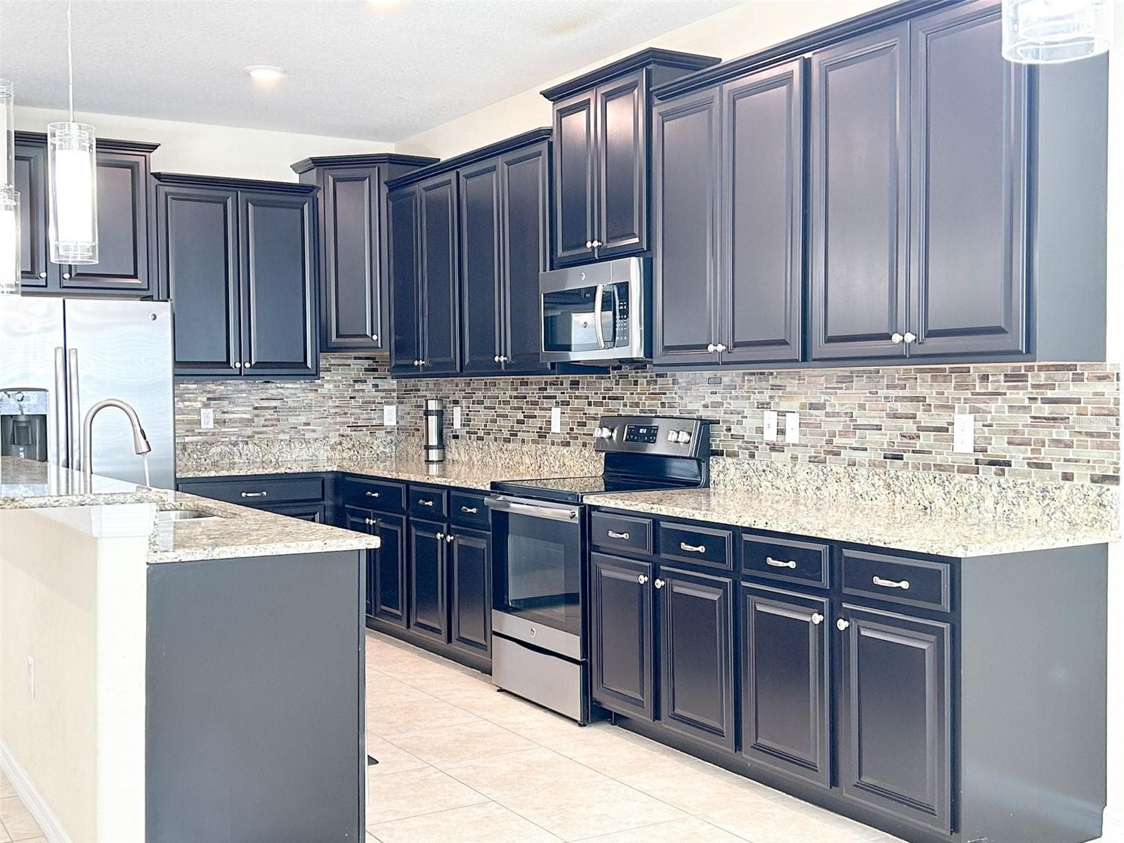 42-inch espresso cabinets and granite counters - 13814 BEE TREE CT, HUDSON