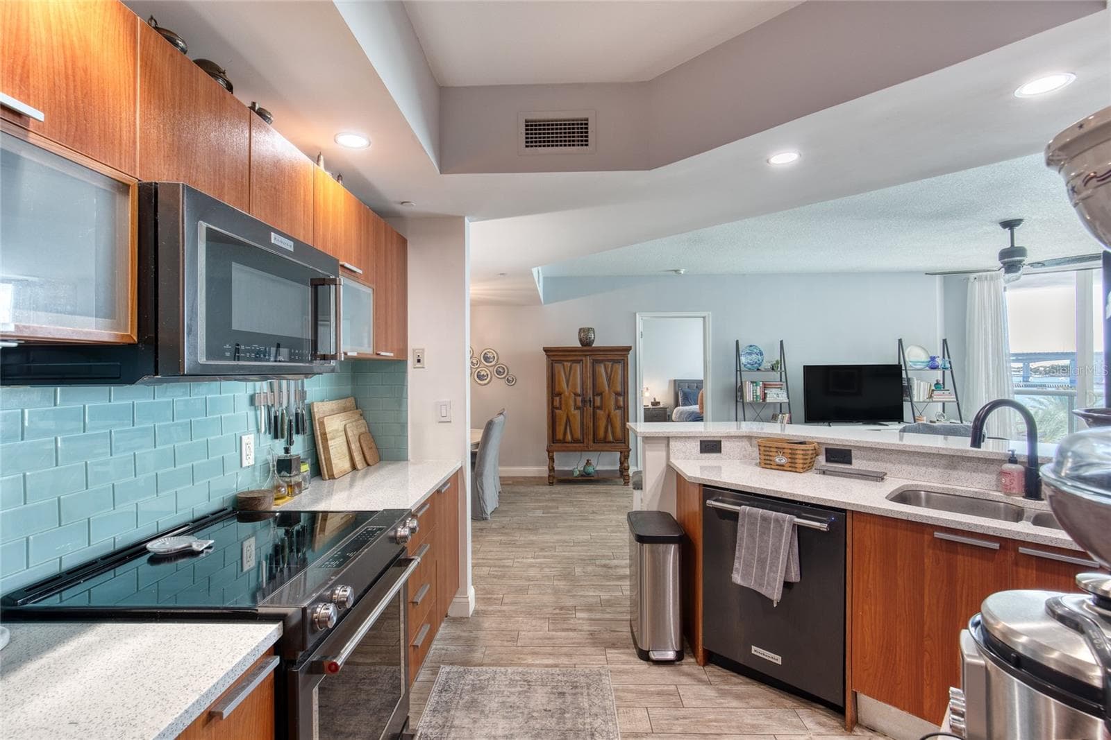 Kitchen - 241 RIVERSIDE DR #405, HOLLY HILL