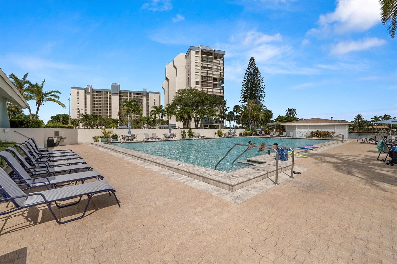 Waterfront pool - 9425 BLIND PASS RD #705, ST PETE BEACH