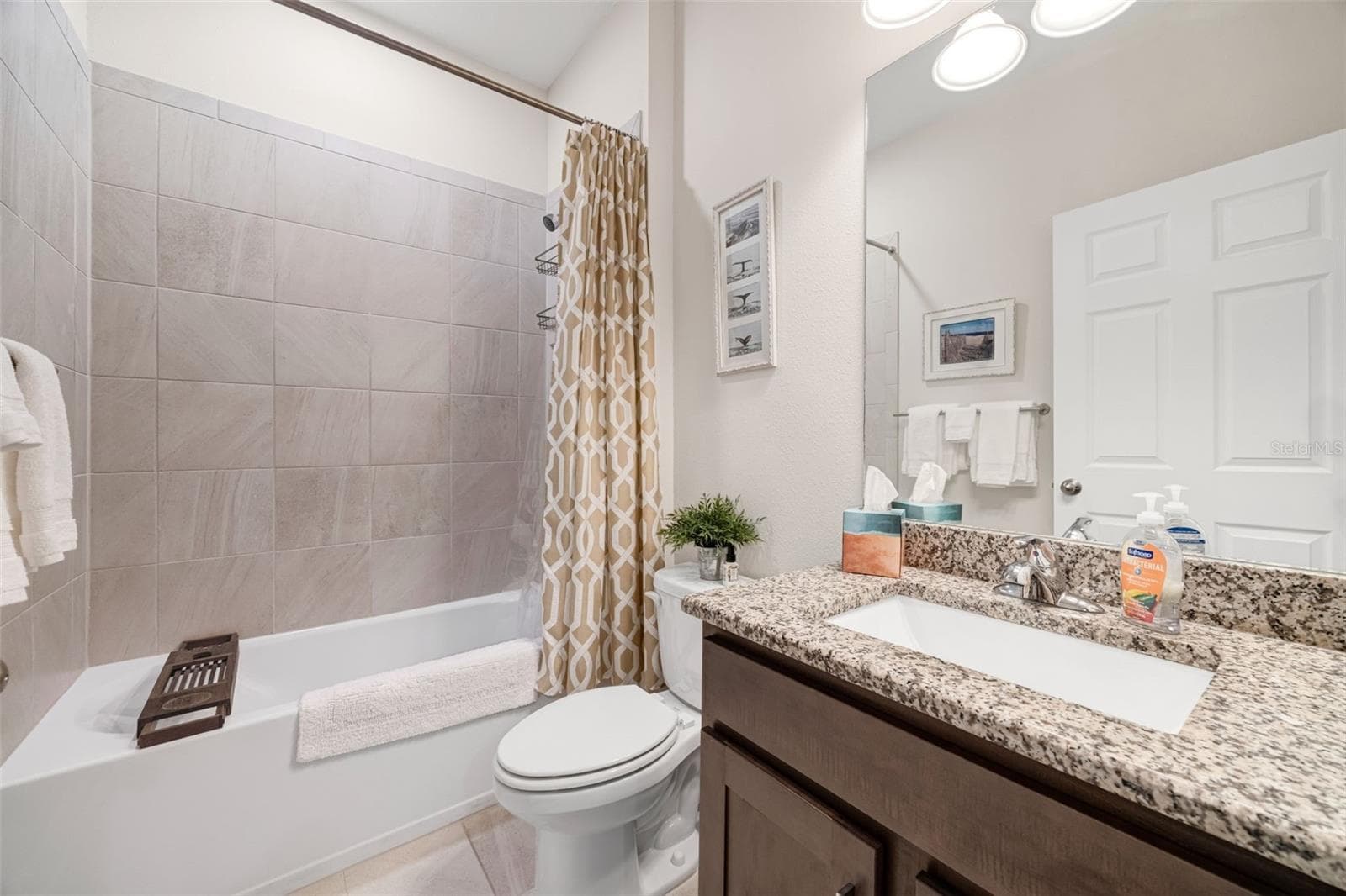 Guest bathroom 1 - 5526 GAVELLA CV, PALMETTO
