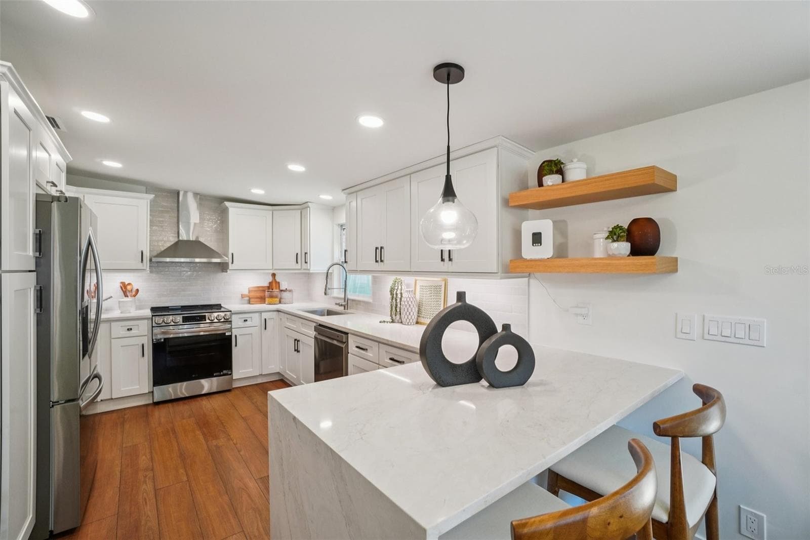 Beautiful Kitchen with Quart Countertops with waterfall - 3123 W LA SALLE ST, TAMPA