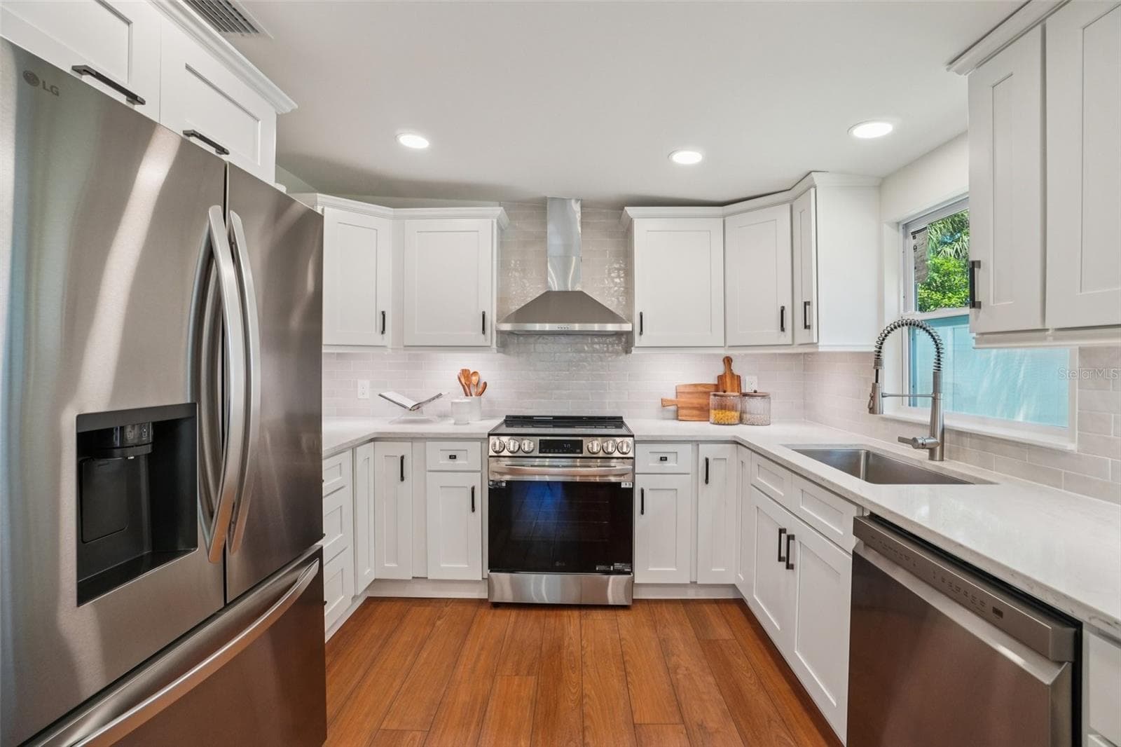 Stainless appliances with stanless range hood - 3123 W LA SALLE ST, TAMPA
