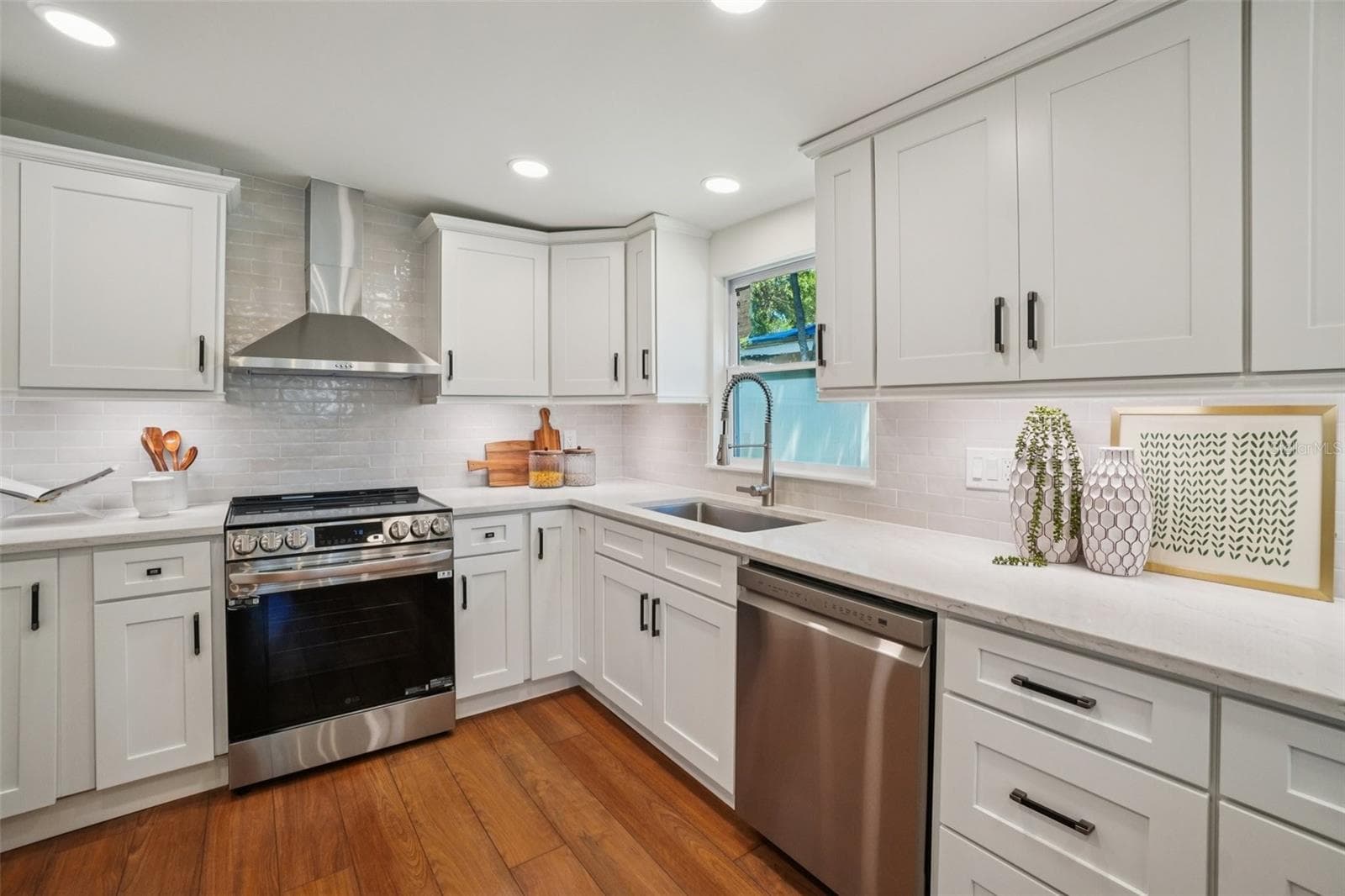 Range with built-in airfryer - 3123 W LA SALLE ST, TAMPA
