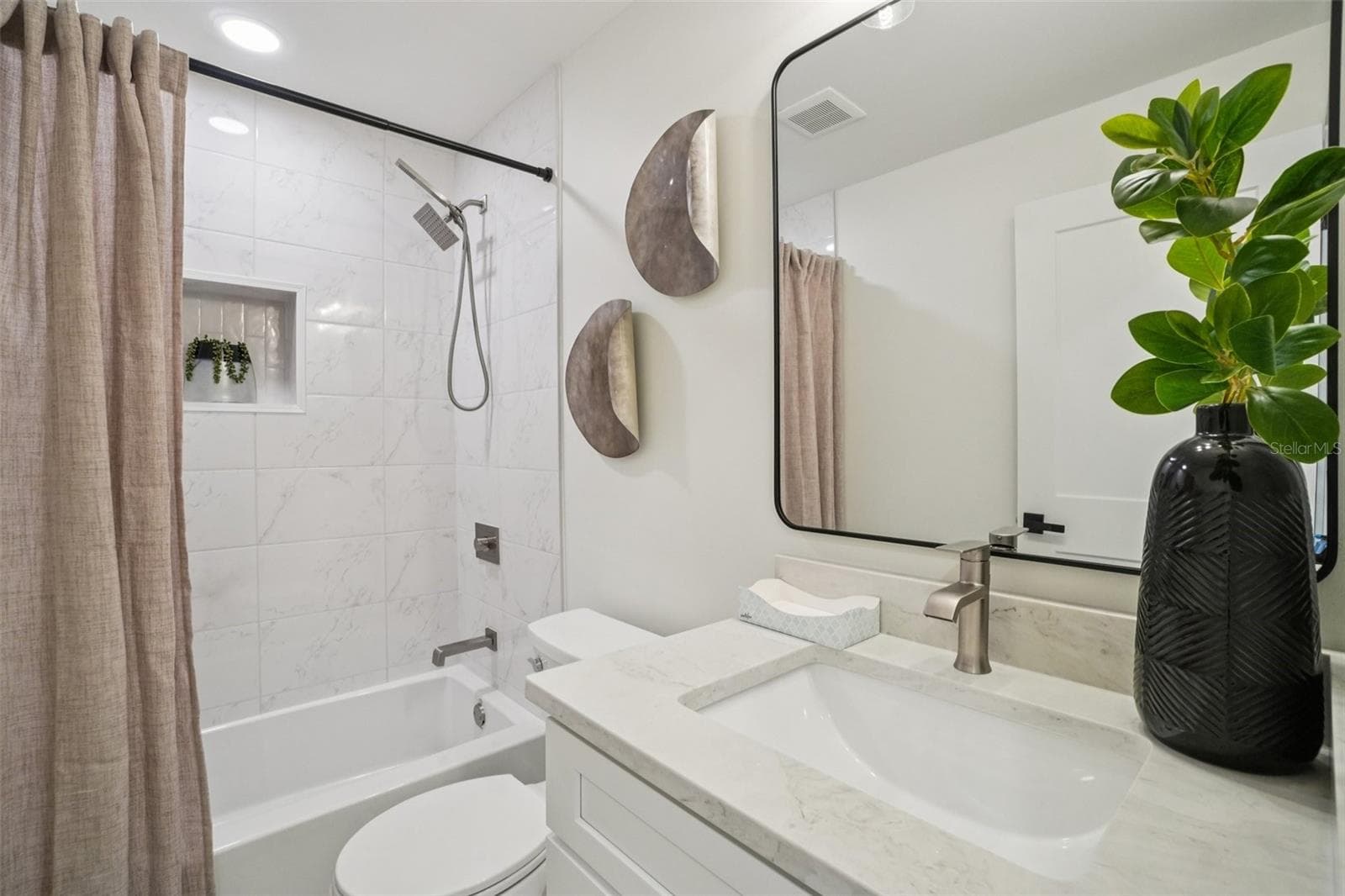 2nd bath with tub and shower/quartz countertop - 3123 W LA SALLE ST, TAMPA