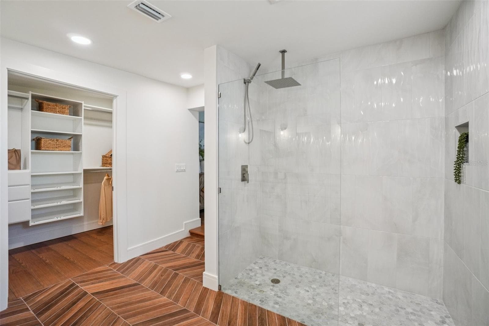 Walk-in shower with rain shower head - 3123 W LA SALLE ST, TAMPA