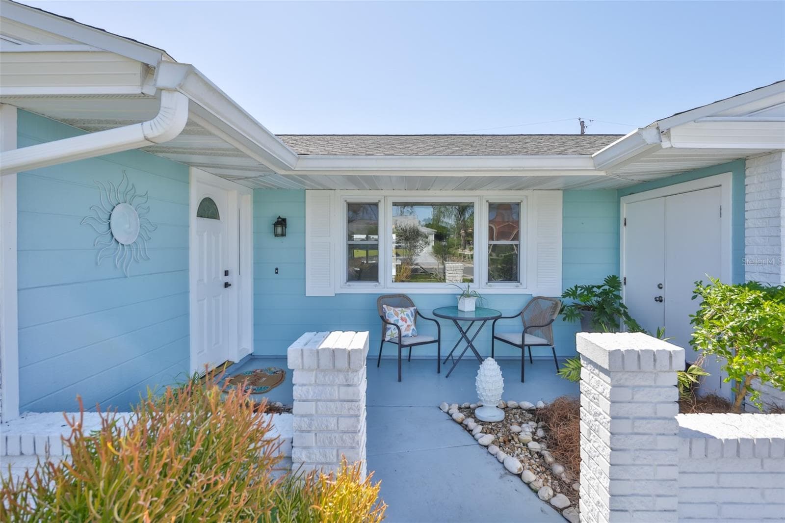 Quaint Front Courtyard w/ Florida Friendly Landscaping - 1704 DANBURY DR, SUN CITY CENTER