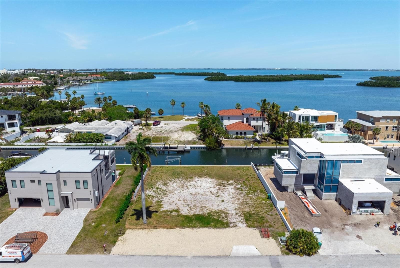 Deep canal front vacant lot with tall palm tree. - 581 ROUNTREE DR, LONGBOAT KEY