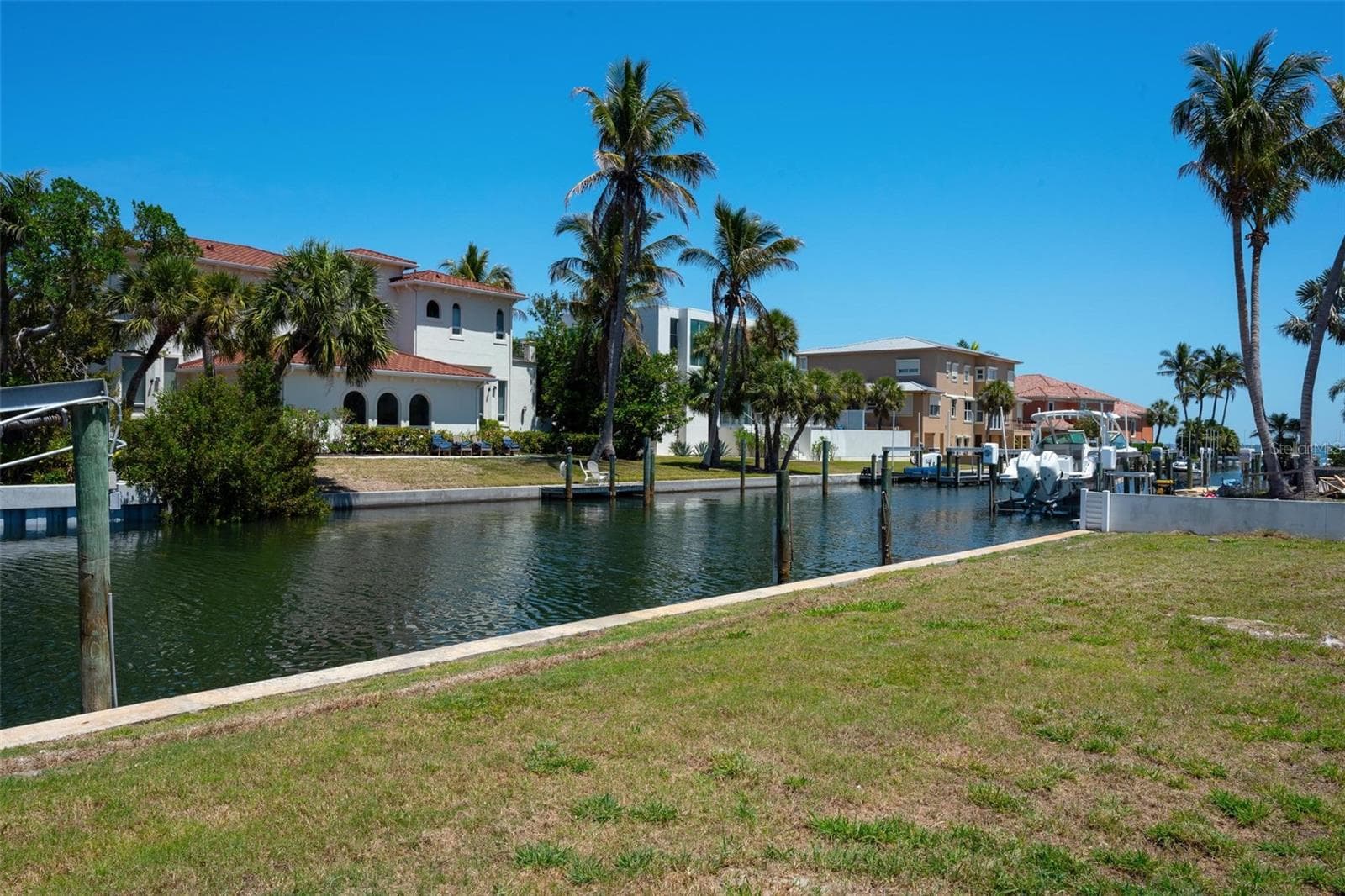 Close-up of deep water canal front of vacant lot. - 581 ROUNTREE DR, LONGBOAT KEY