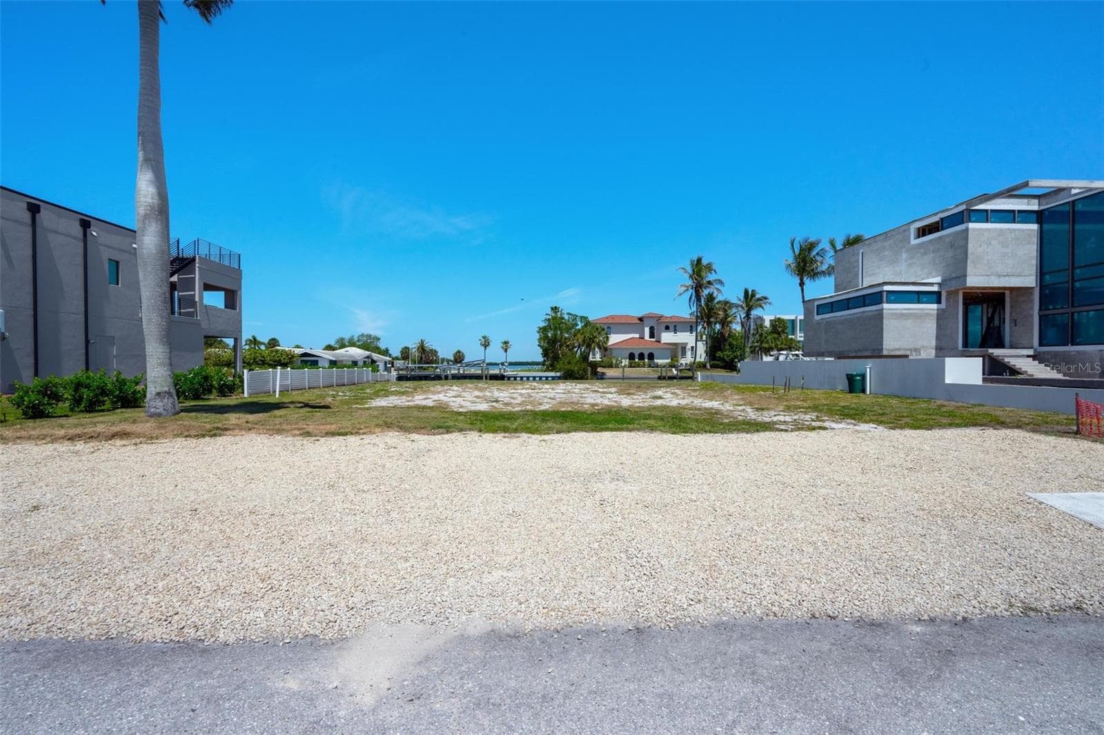 Street view of this large deep canal front vacant lot. - 581 ROUNTREE DR, LONGBOAT KEY