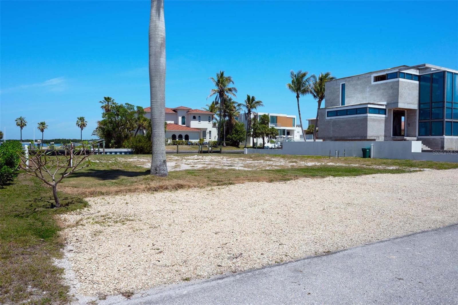 Street view of vacant lot looking northeast to neighbor's new home being built. - 581 ROUNTREE DR, LONGBOAT KEY