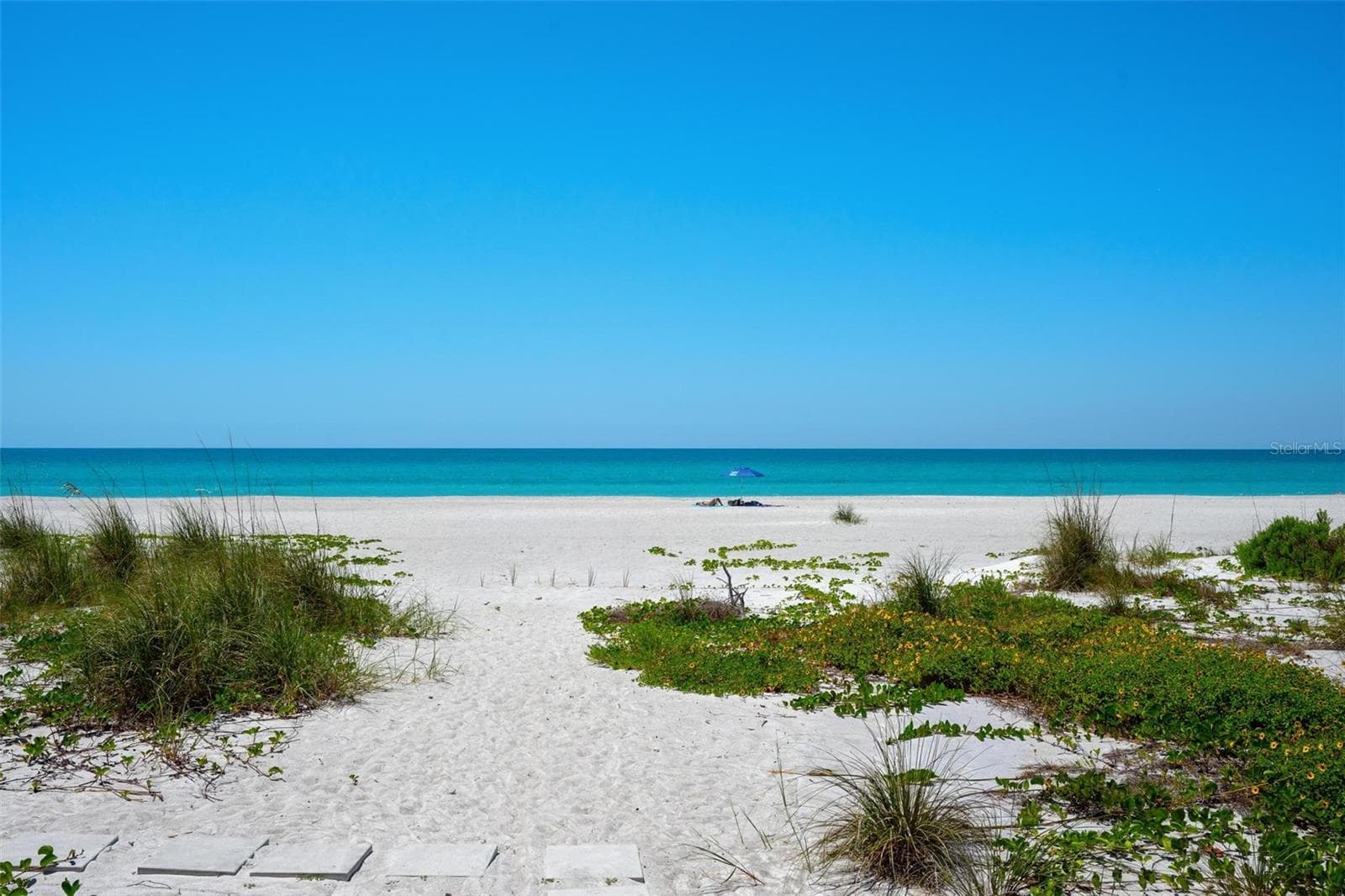 Ahhhh, your own private beach on the gulf. - 581 ROUNTREE DR, LONGBOAT KEY
