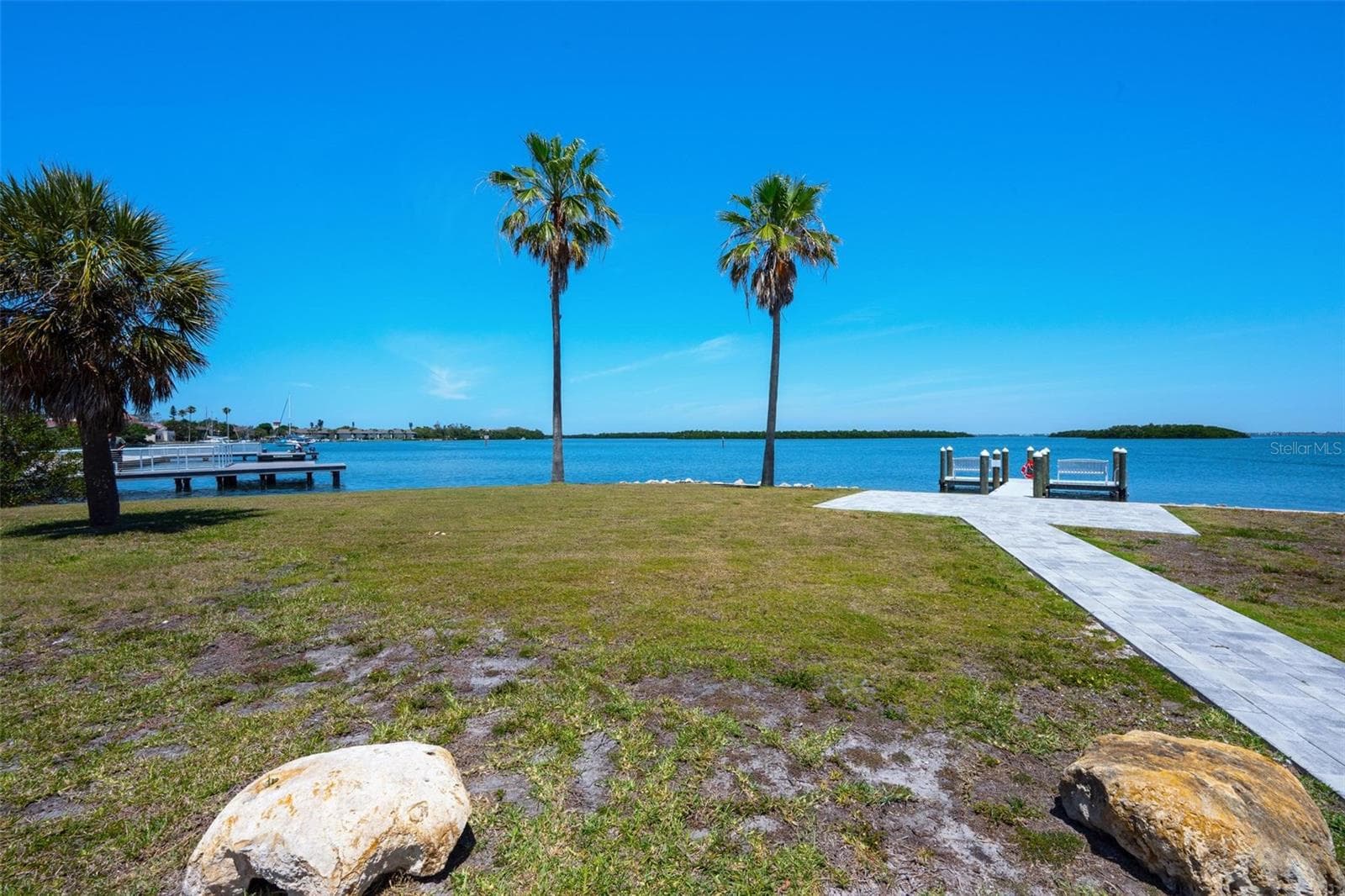 Bayfront Park is 100 yards north on Gulf of Mexico Drive on east side overlooking Sarasota Bay! - 581 ROUNTREE DR, LONGBOAT KEY